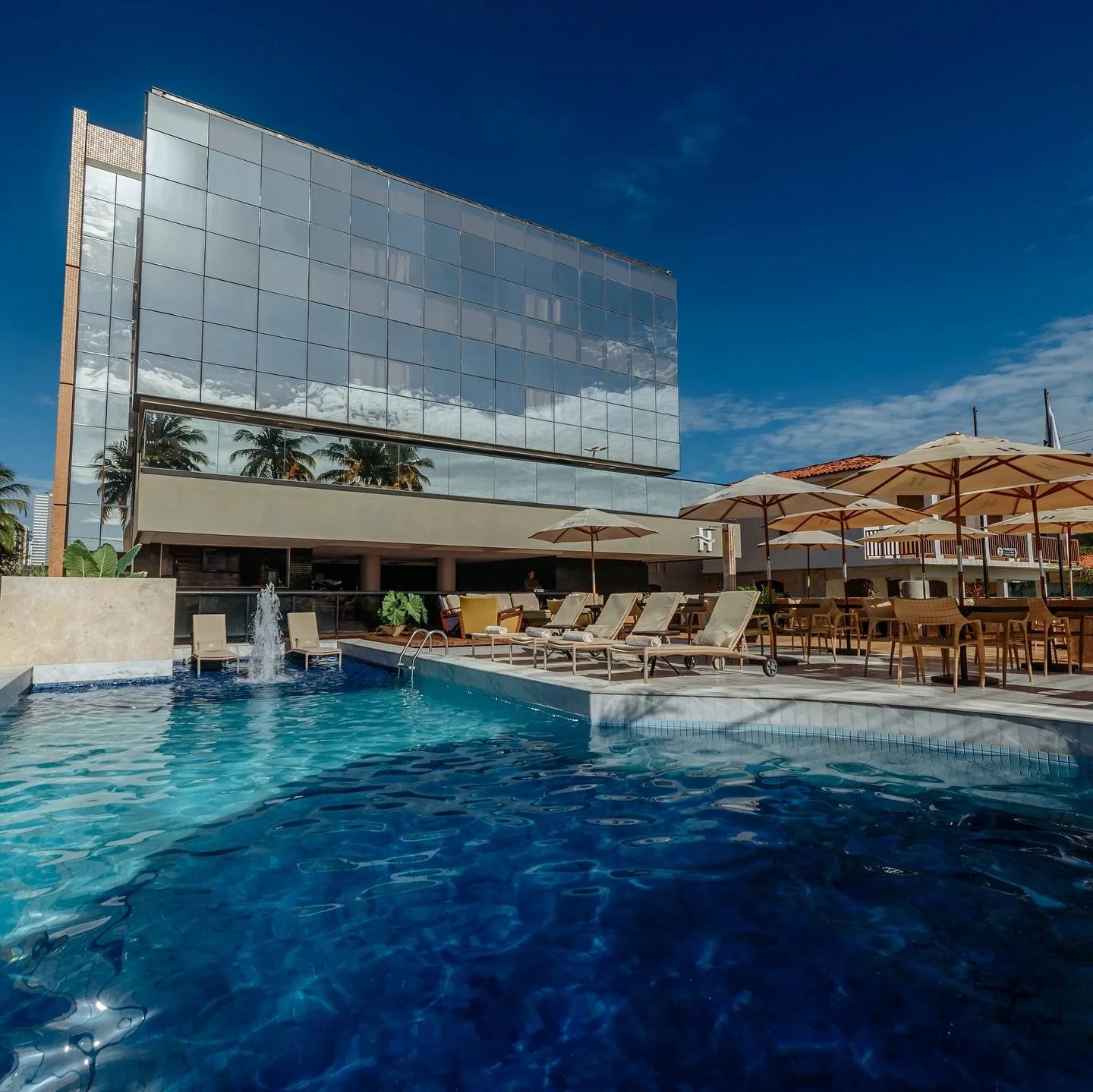 Se voc&ecirc; pediu um sinal confirmando que merece f&eacute;rias: considere esse o sinal pedido &mdash; suas f&eacute;rias no Hardman s&atilde;o perfeitas 💙 Muita praia. piscina e descanso.

Garanta sua reserva pelo link da bio 🍃💙✨