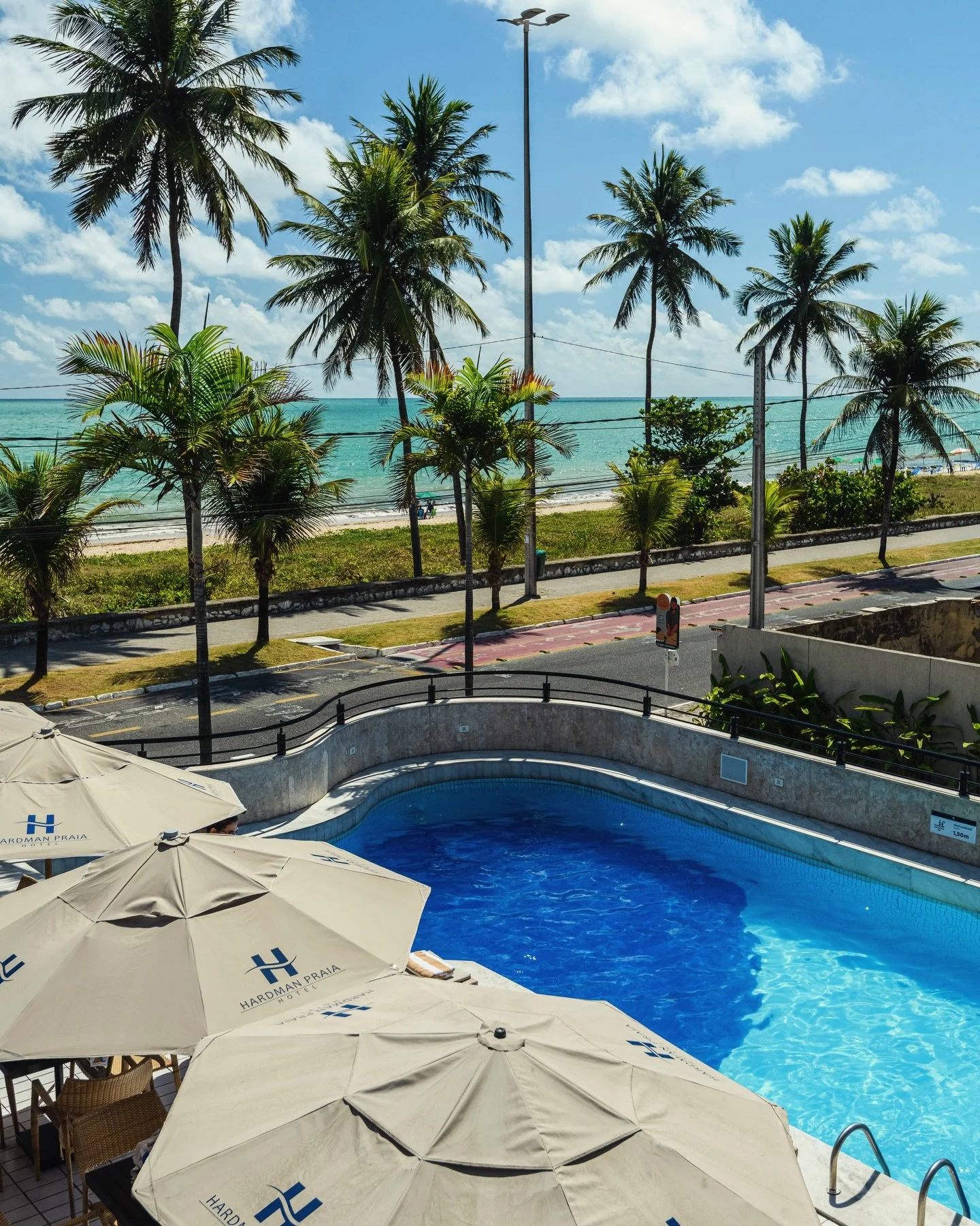 Sua vista &eacute; 10/10 aqui no Hardman Praia Hotel.
&Agrave; passos do mar, voc&ecirc; encontra o melhor dos dois mundos: piscina pra quem quer conforto e mar pra quem ama o contato com a natureza 💙

Marca aqui aquela pessoa que vai vir com voc&ec