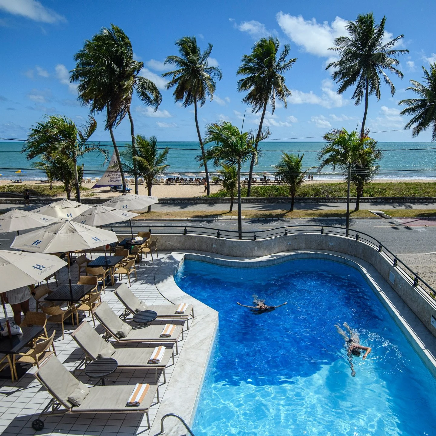 A vida &eacute; boa demais no Hardman 💙 e a gente te espera de bra&ccedil;os abertos para curtir cada momento do seu descanso!

Fa&ccedil;a sua reserva atrav&eacute;s do link na bio e garanta seus dias ensolarados no nordeste 🌴☀️
.
.
.
#praiasdonor