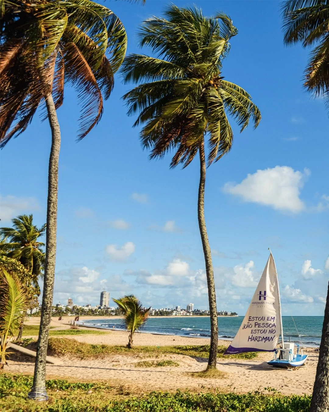 O para&iacute;so existe e ele se chama Jo&atilde;o Pessoa.
E claro, a melhor estadia pra voc&ecirc; conhecer esse nosso o&aacute;sis brasileiro &eacute; o Hardman Praia Hotel, com a maior e melhor infraestrutura de servi&ccedil;o de praia 💙🌴

Estam