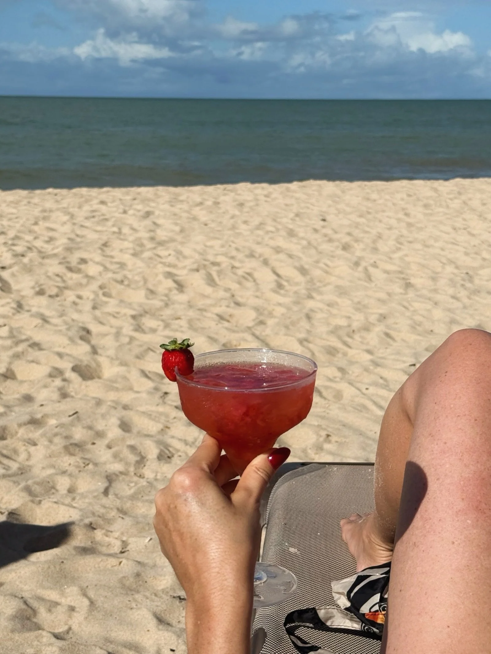 Tem dias que tudo o que a gente precisa &eacute; disso: tomar um drink em frente ao mar🍹🌴

No Hardman, cada detalhe convida voc&ecirc; a viver Jo&atilde;o Pessoa com mais calma, leveza e conforto.

Seu descanso come&ccedil;a aqui.
Reservas no link 