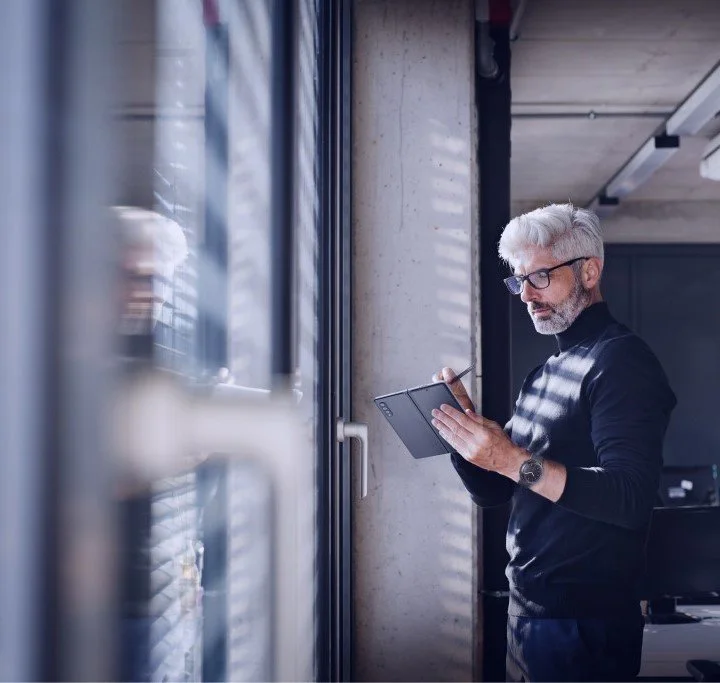  Samsung Knox: B2B   Concept, Creative Direction   When Samsung needed to introduce Knox—a mobile security platform built for defense-grade protection—we didn’t just talk about security. We showed what it means when everything depends on it.  I devel