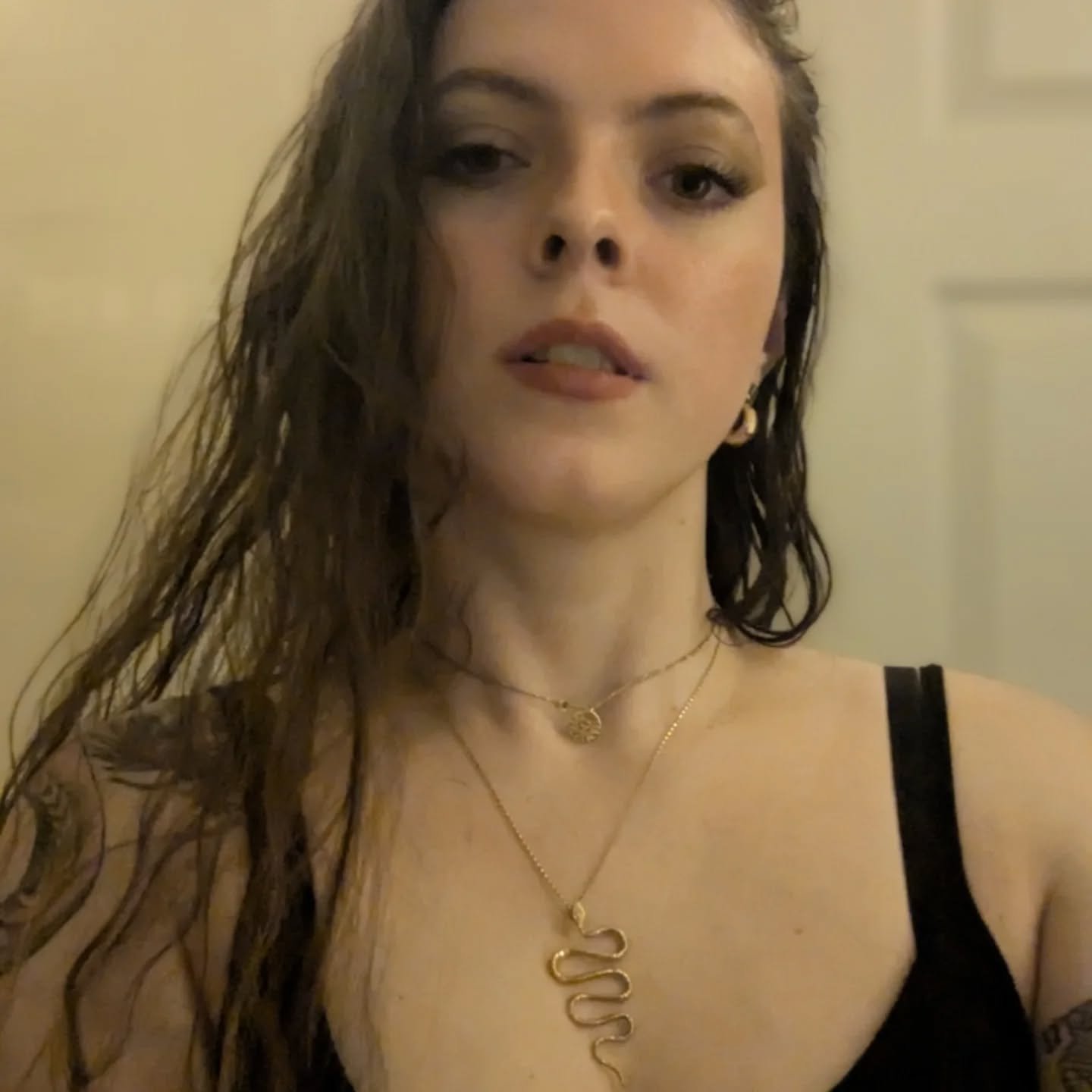 I am not beneath using my pretty privilege to trick you into reading my blog 😈 November was slow, cozy, filled with lots of good food and good friends ❤️ read all about it at the link in my bio or stories! 
.
.
.
 #writer #substack #poet #poetry #pe