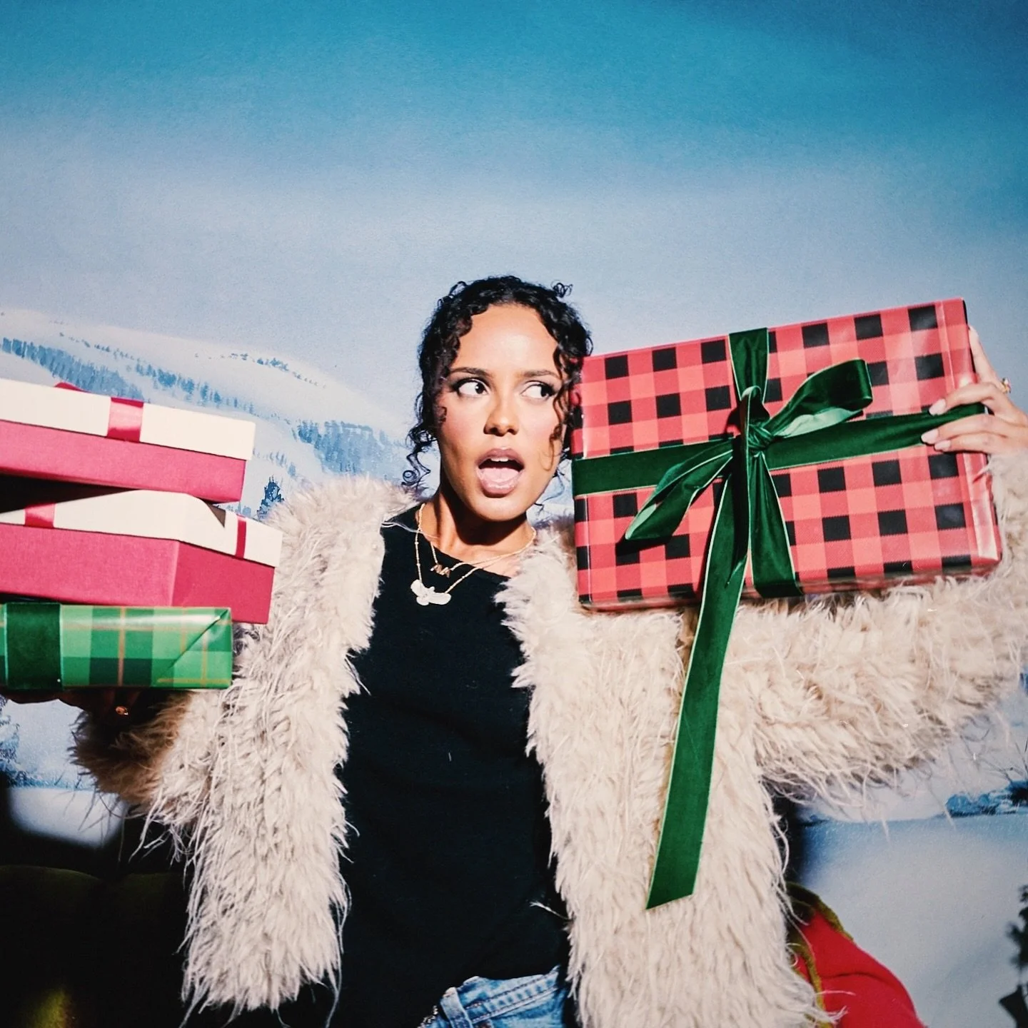 All you want! 💋🎁 Holiday Hosts for @urbanoutfitters #UOPartner #UOHolidayNights