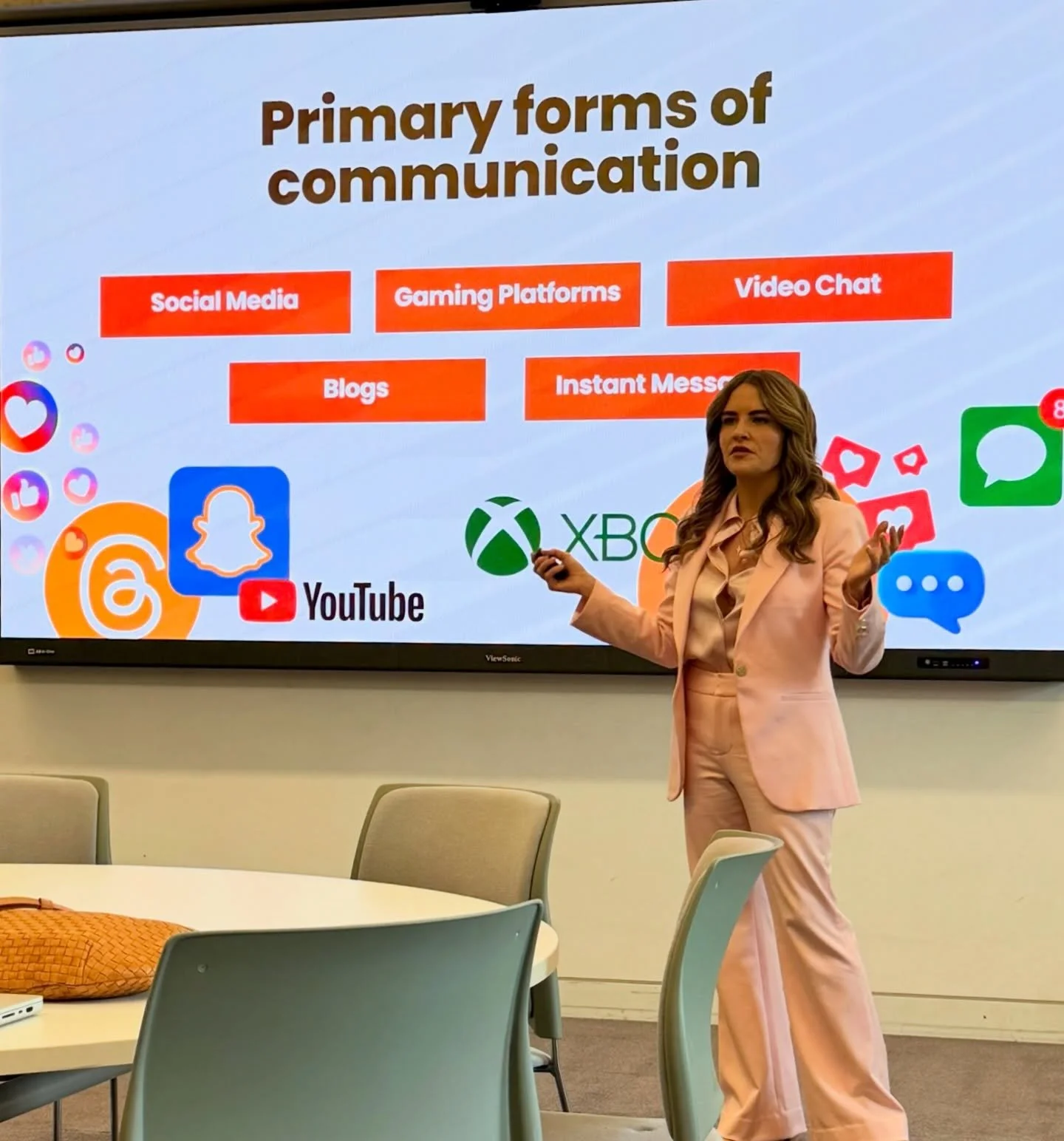 Spoke for @amicabledivorcenetwork this week on the implications of texting and emojis on family law with @stevenbradley27 

Thank you @amicabledivorcenetwork and @stevenbradley27 for having me! 

And London, it is always a pleasure ❤️🇬🇧🎭