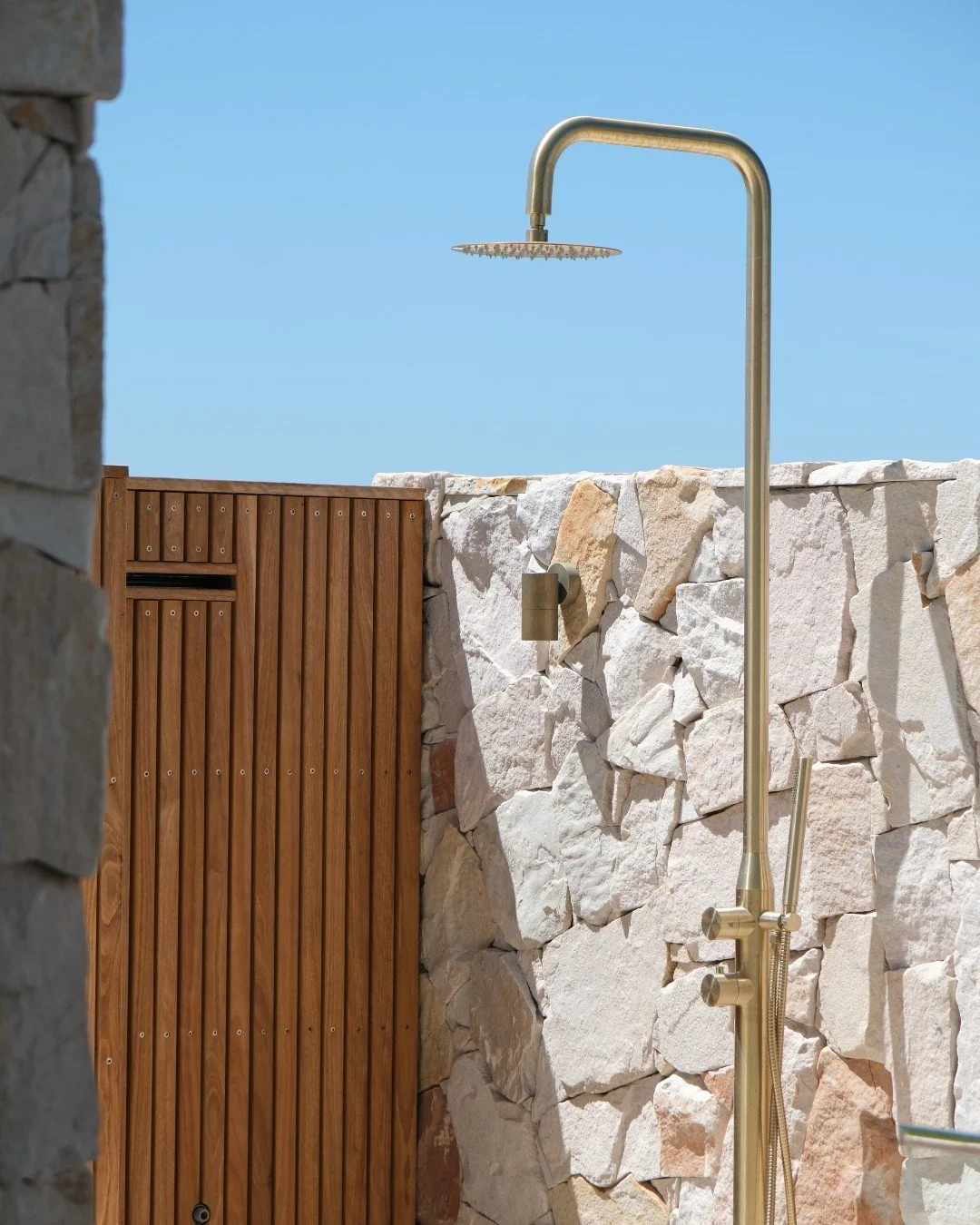An outdoor shower moment made complete with @stoneandtilecollective Baja Sandstone Cladding.