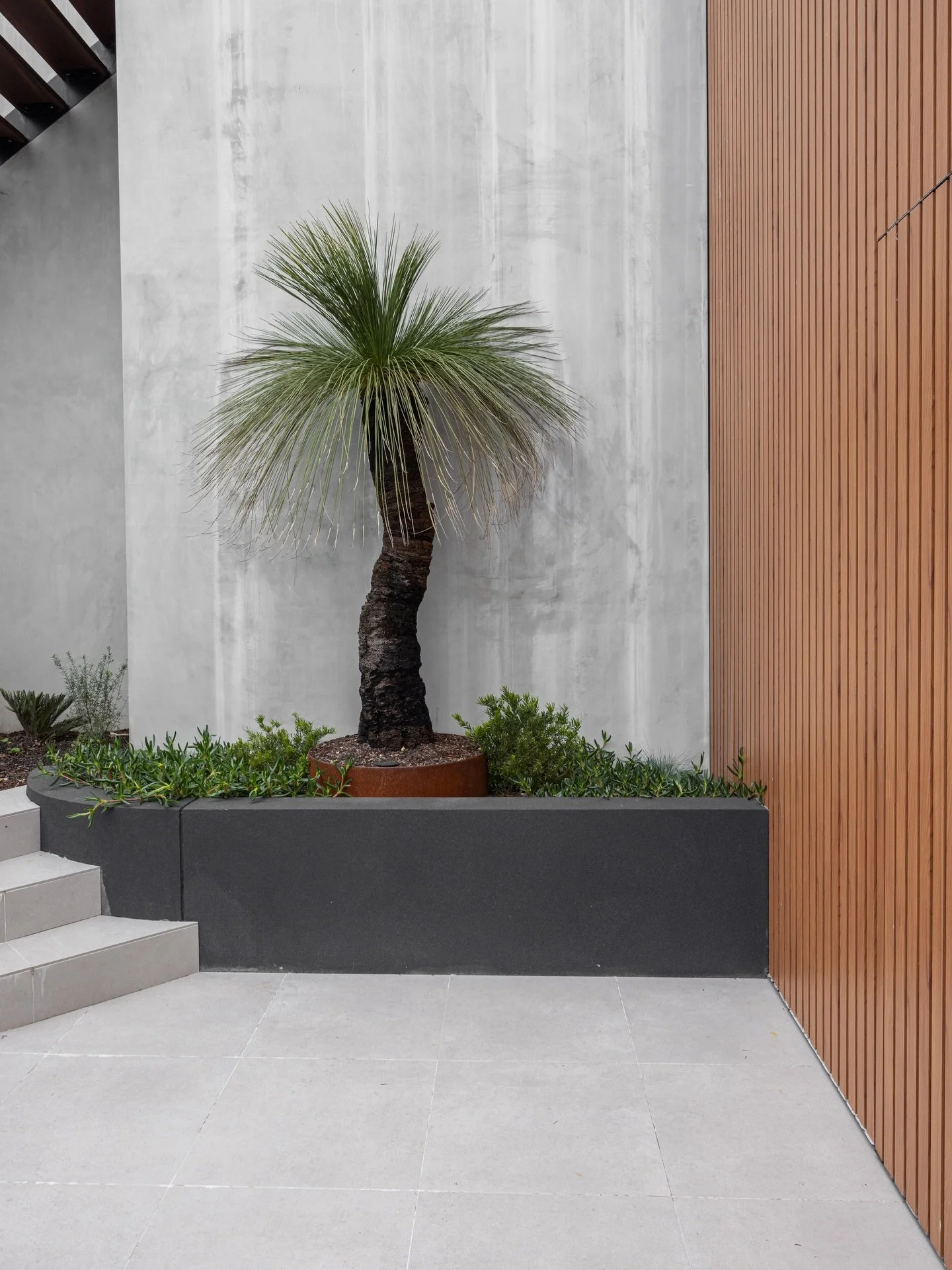 A striking entryway at @gmcconstructions_nsw latest Seaforth project. 

#landscaping #landscapedesi̇gn #sydneybuilder