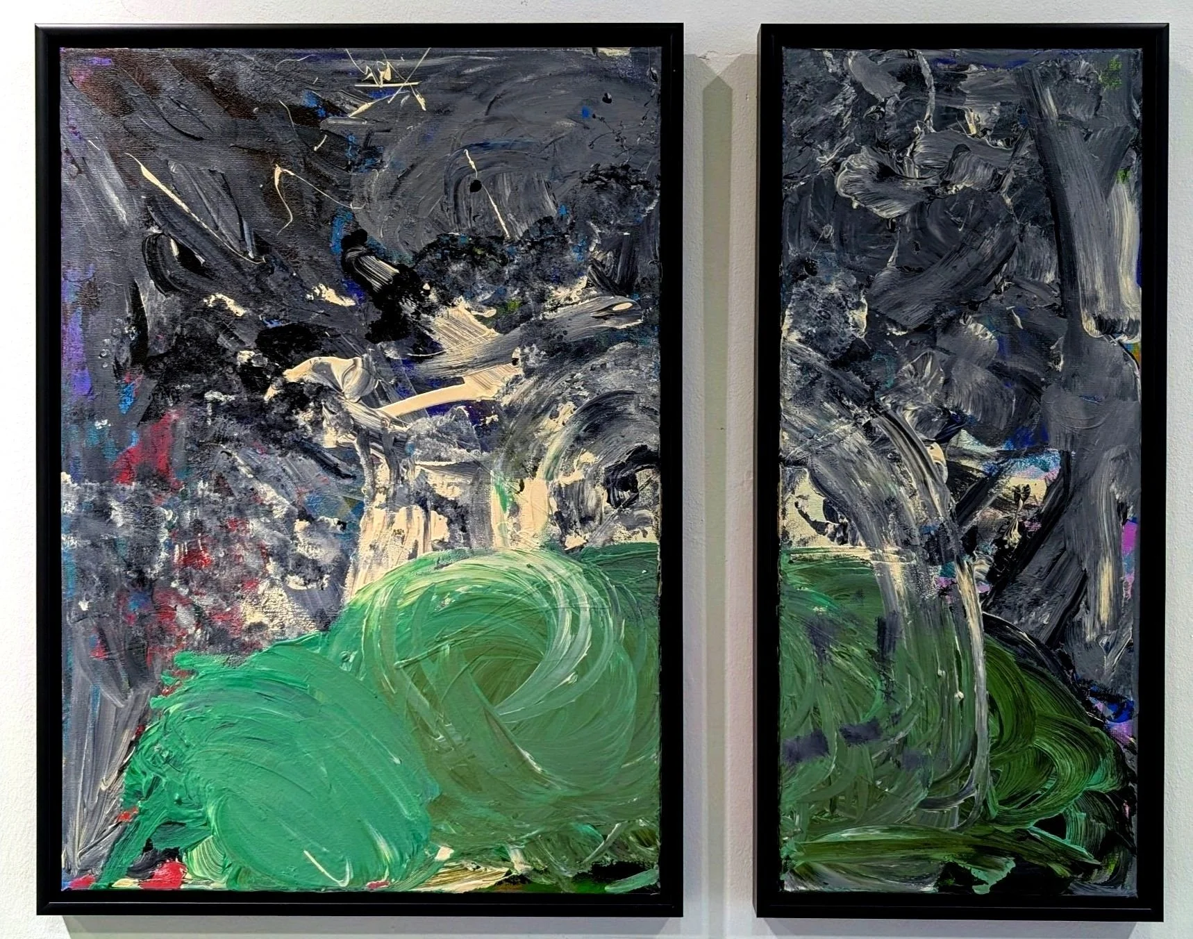 Zweiteliges Bild, gerahmt in schwarzem rahmen, Acryl auf Leinwand, schwarz, creme, anthrazit, grasgrün, olivgrün, drunter schimmert lila, blau, türkis und rot durch. Erinnert an einen Hügel über dem ein Gewitter tobt.