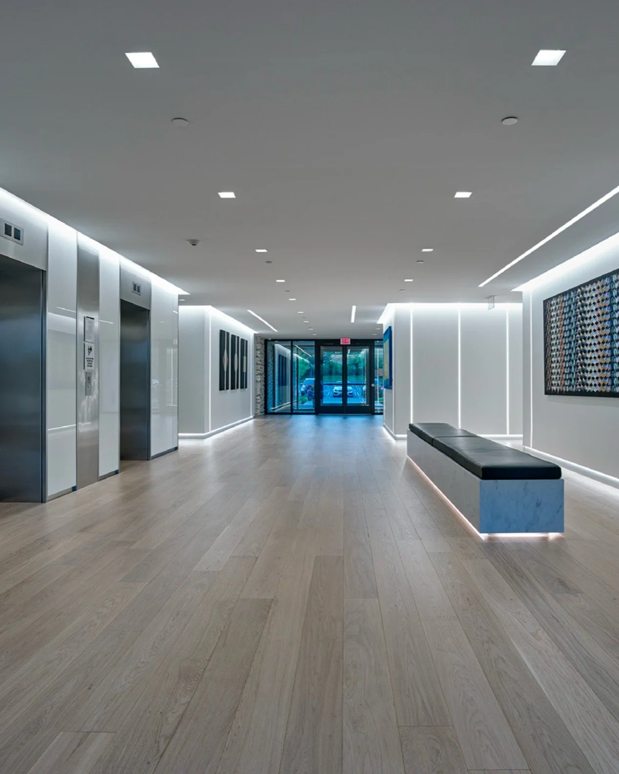 #moderninterior #officedesign #corporateinterior #architecturelovers #minimaldesign #luxuryworkspace #interiordesignlovers #contemporaryarchitecture #lightingdesign #ledlighting #architecturaldetail #modernworkspace #commercialdesign #designinspirati