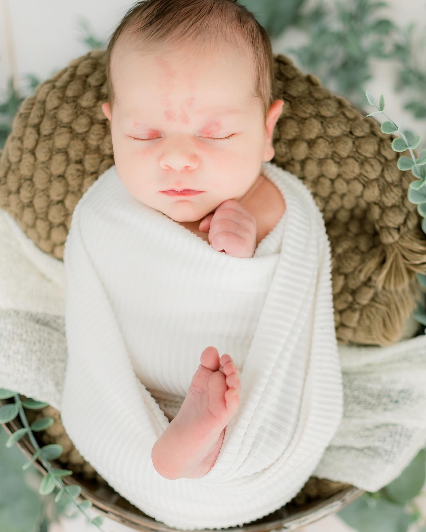 Some of my favorites from this little man&rsquo;s first photoshoot. 🩵 I love the combo of traditional wrapped &amp; lifestyle newborn photos for growing families, it&rsquo;s the best of both worlds!