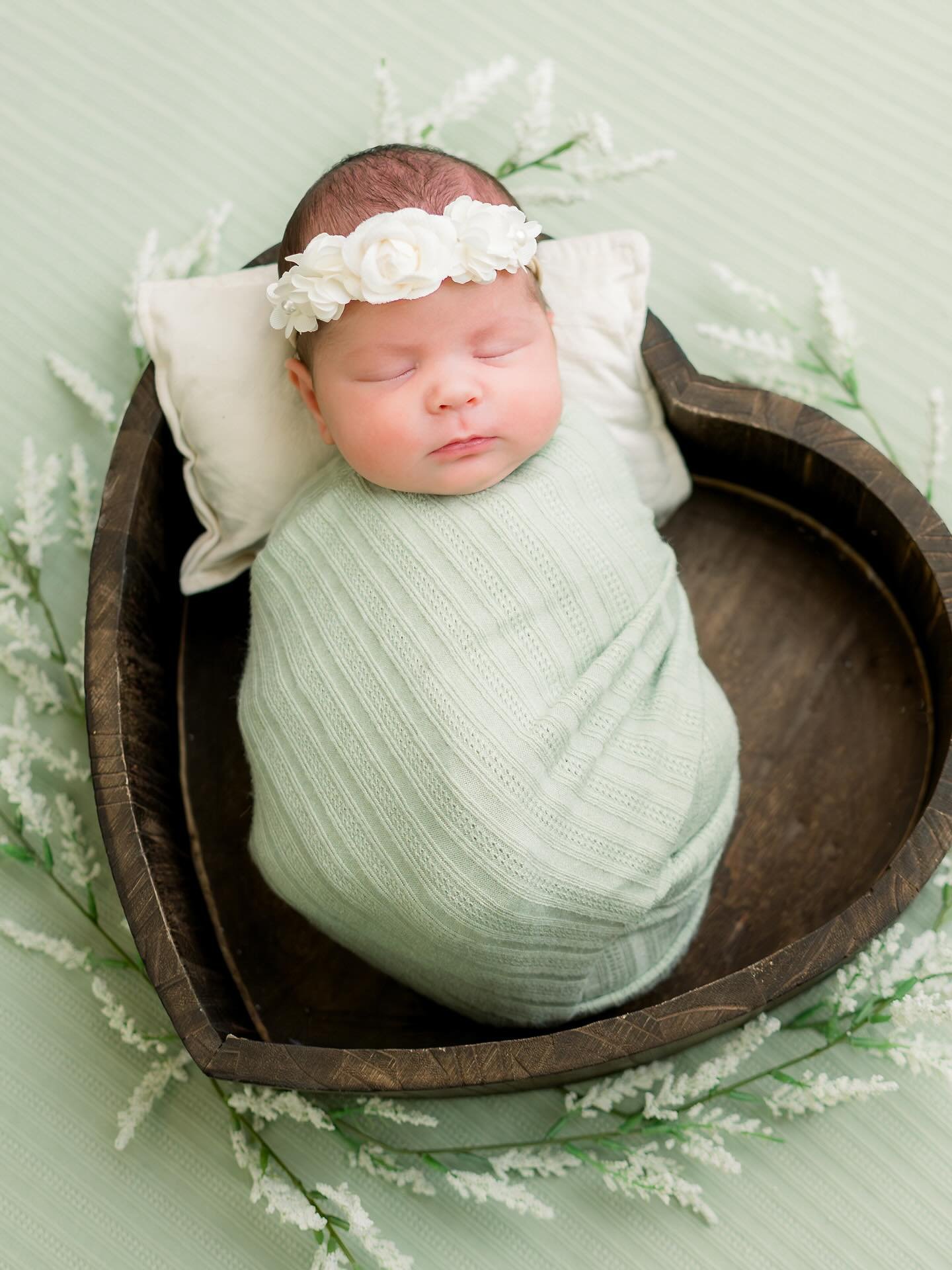 Such a sweet newborn session with this little girl &amp; her big sister! 🤍