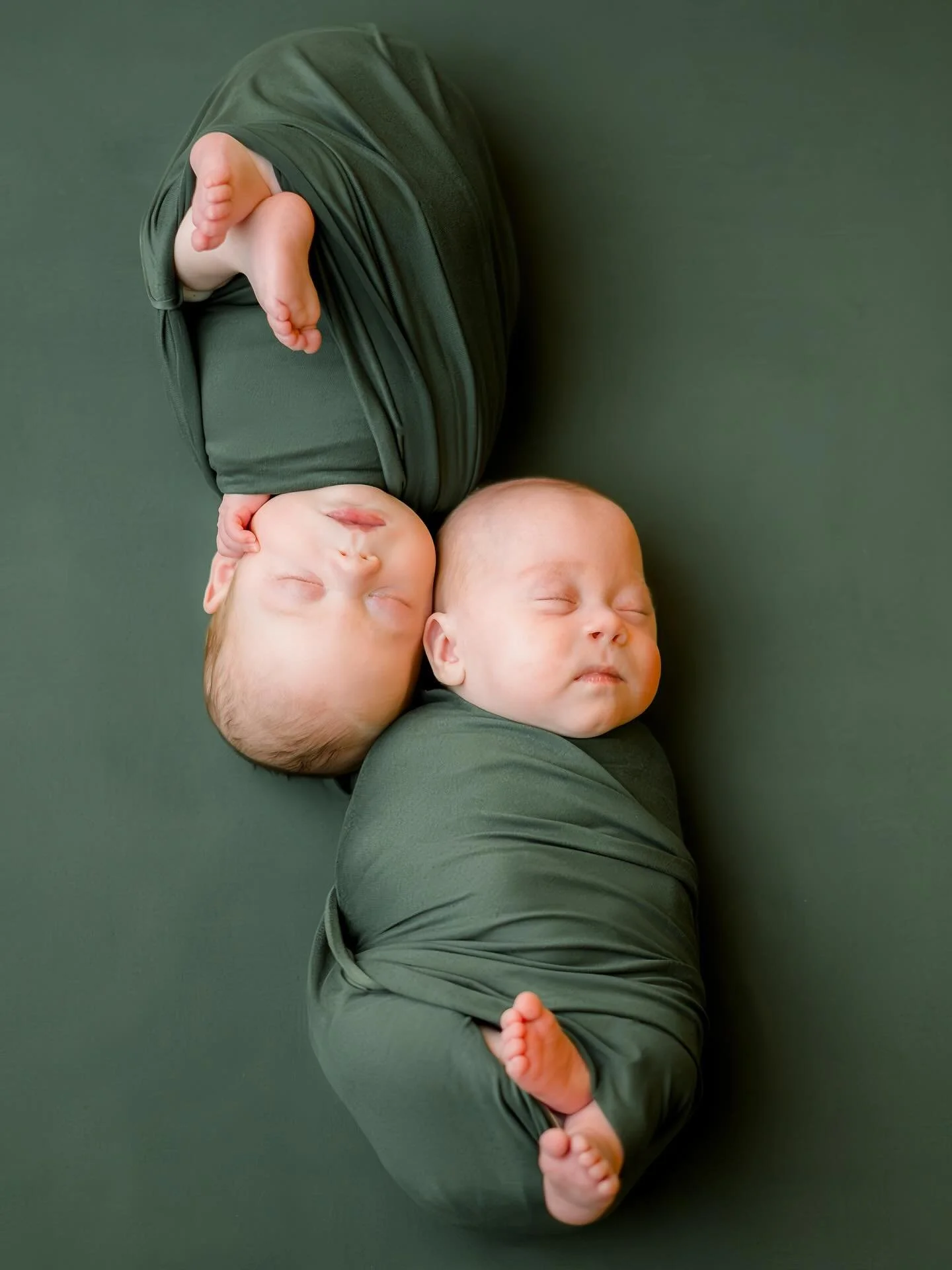 Two peas in a pod! 🩵🩵 These little guys were rockstars during their newborn session!