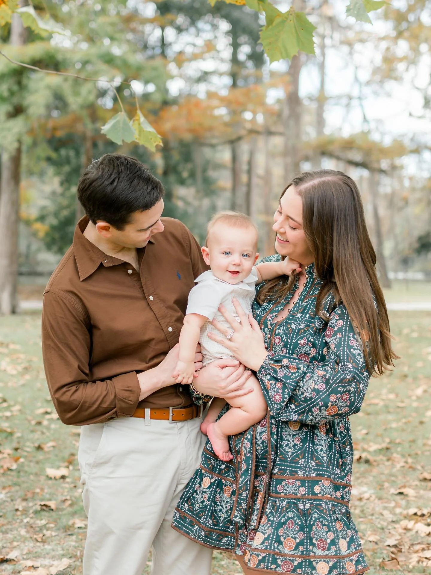Such cuties!! 🤎 Can&rsquo;t get over how sweet this family is &amp; this location&rsquo;s lighting was perfect! 🍂