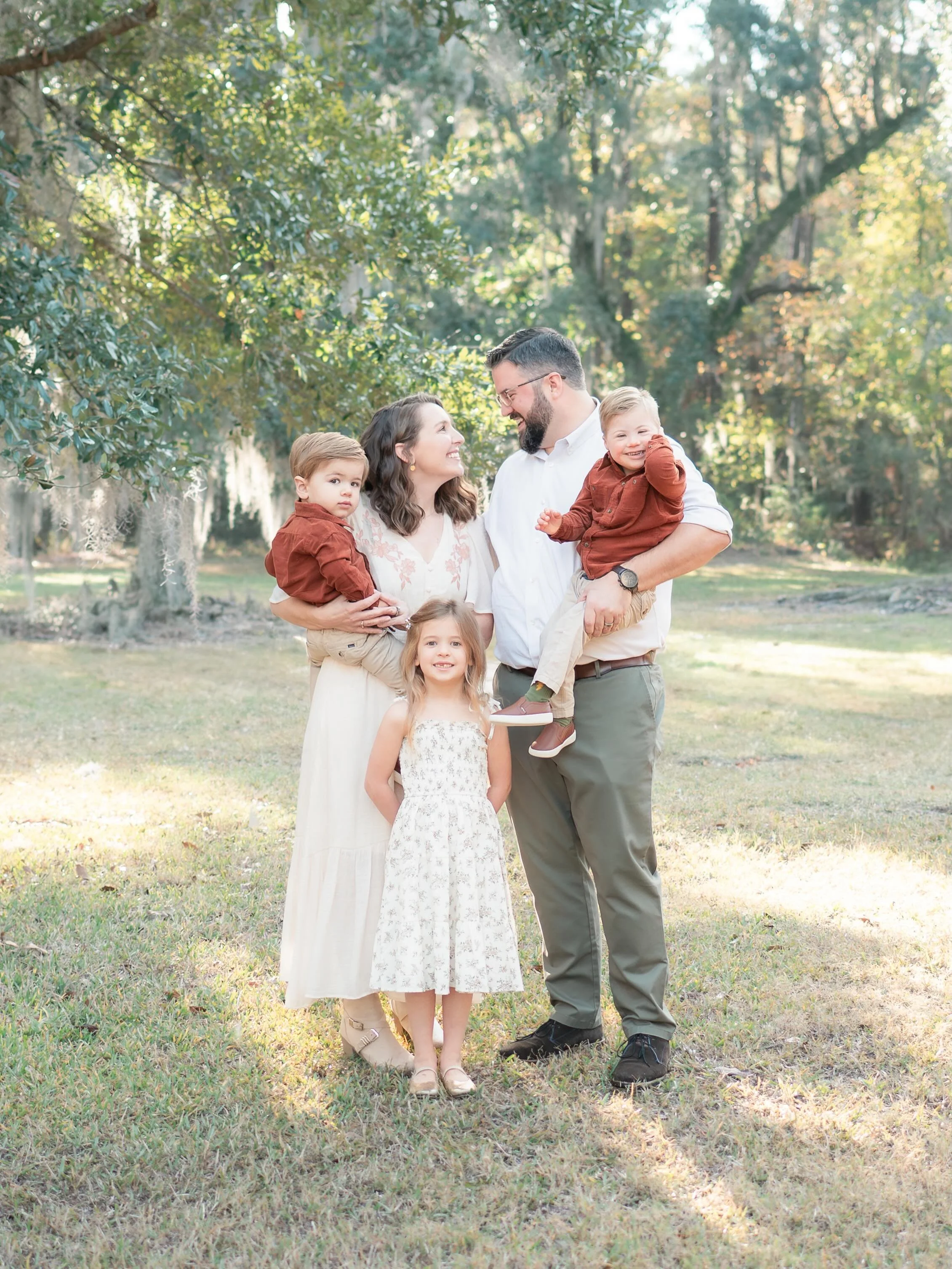 I&rsquo;ve been sitting on so many cute galleries that I haven&rsquo;t posted yet! Finally time this gallery gets its moment! And this family session? Full of energy and love!! Always so much fun getting to capture your family&rsquo;s personality