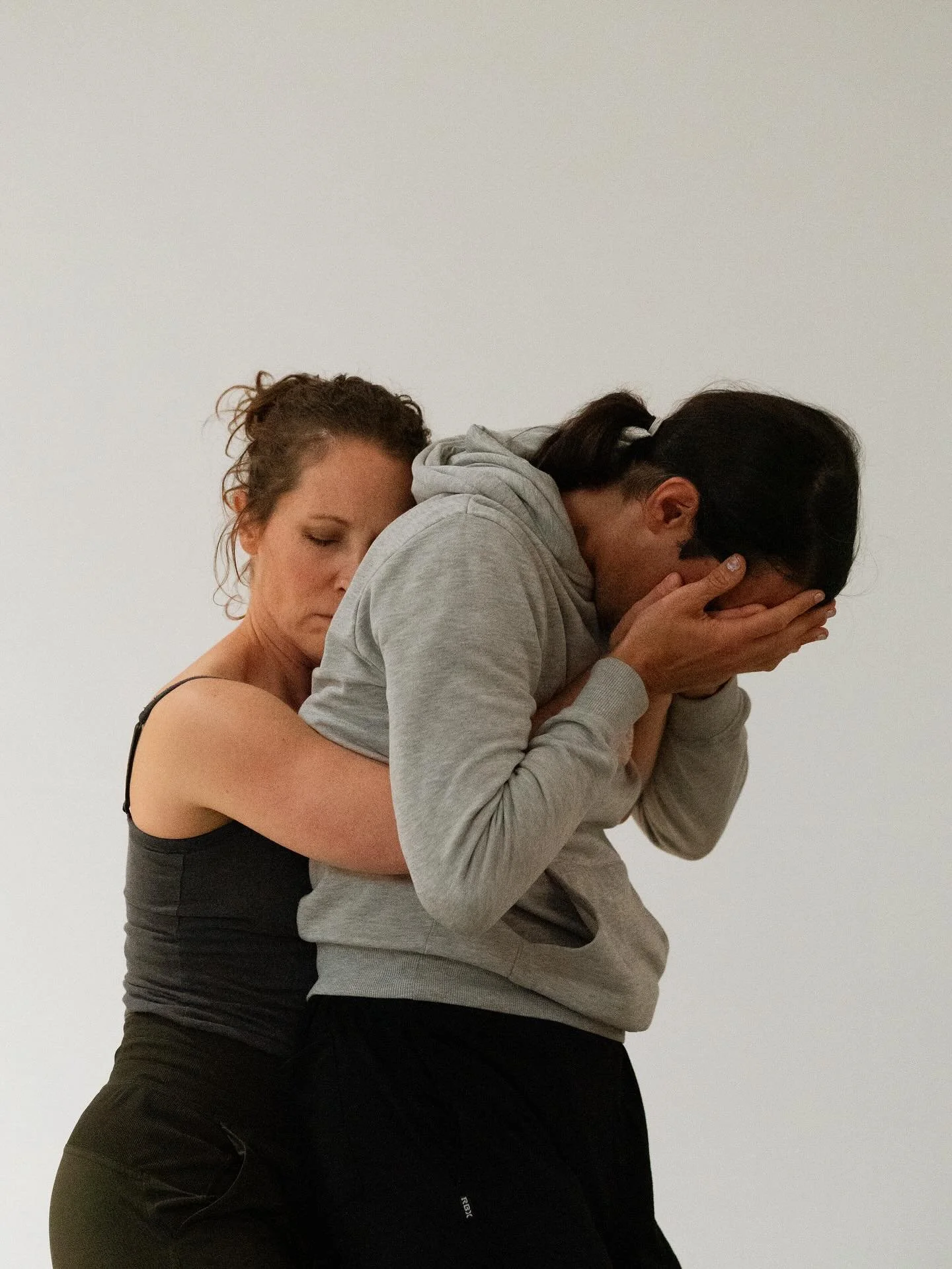 these two 🫶🏻🫂☁️
more from our QUEER NARRATIVES piece with @nodividekc 

Leave the Light On&hellip;
choreography @olivia_emert 
performed by @osqui_tru &amp; @wanderlustdancing 
rehearsal direction @anna_boehm 
photography @jordendurkee