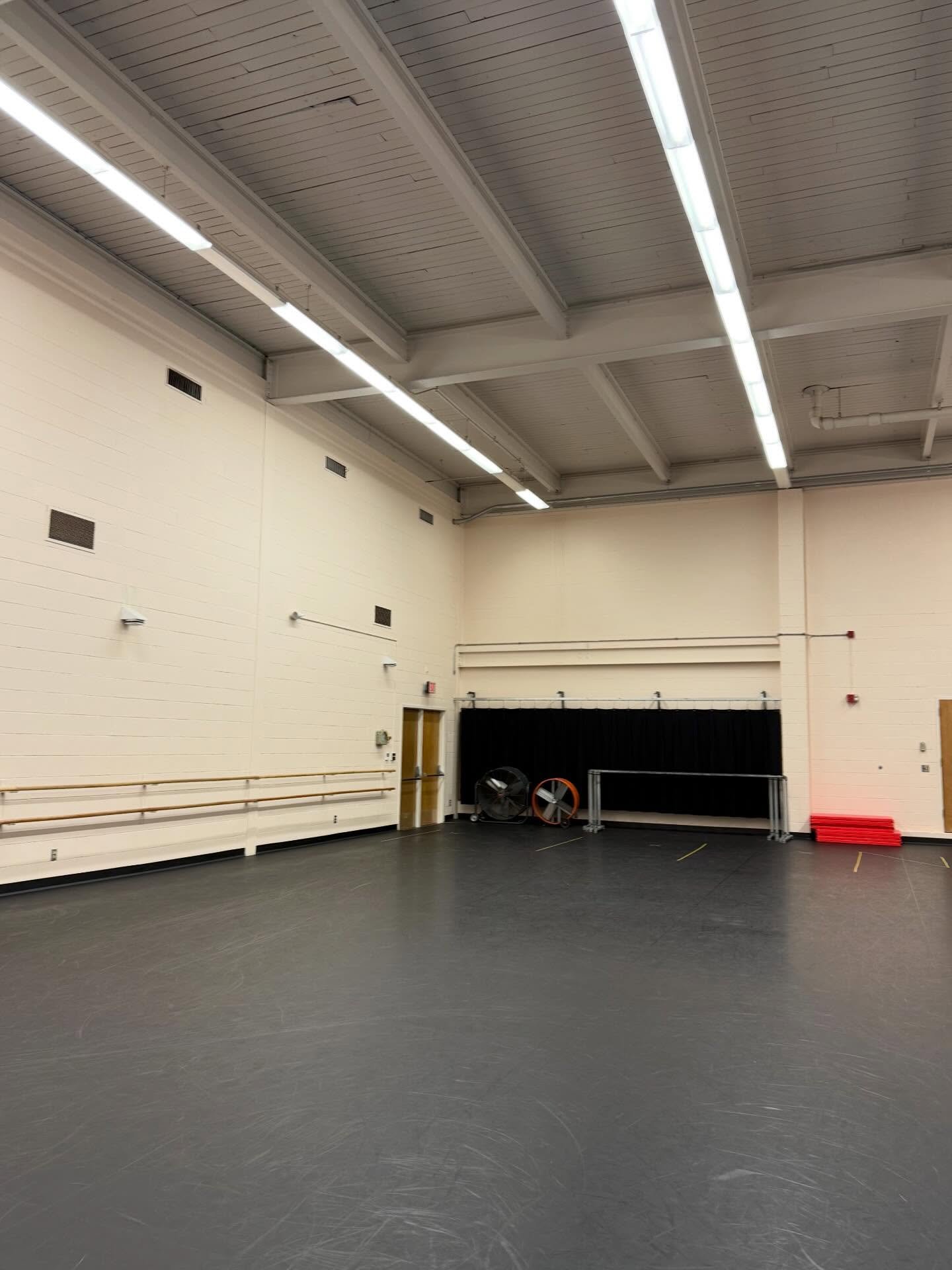 this past week, company director/founder @olivia_emert &amp; company artist/rehearsal director @anna_boehm taught as guest artists for @uofkdance 

with the students, they dove into partner work &amp; composition. we had an incredible time with the s