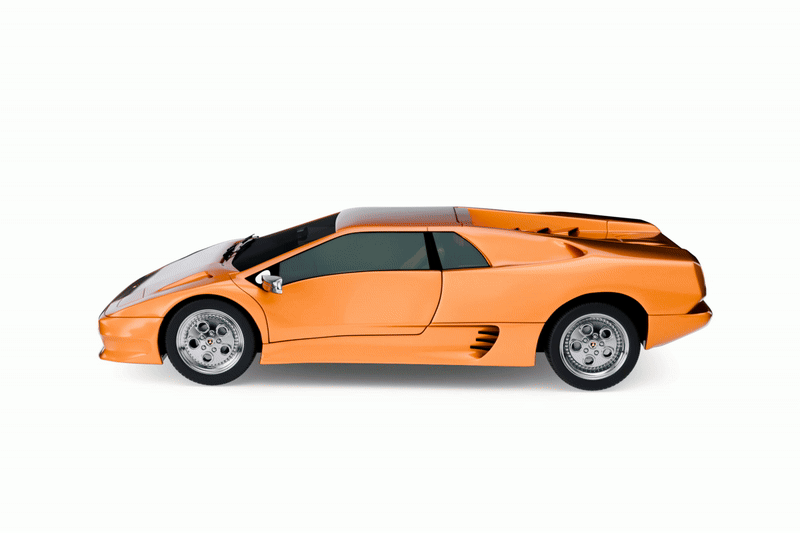 Coche modelo deportivo en miniatura, color naranja, estilo aerodinámico.