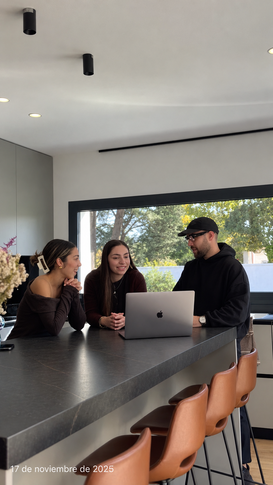 Adan Chinchilla en una sesión de consultoría de marca con Alba y Carla, fundadoras de Goldhara