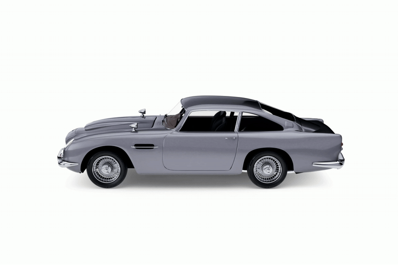 Coche clásico plateado de perfil con puertas abiertas y luces encendidas en fondo blanco.