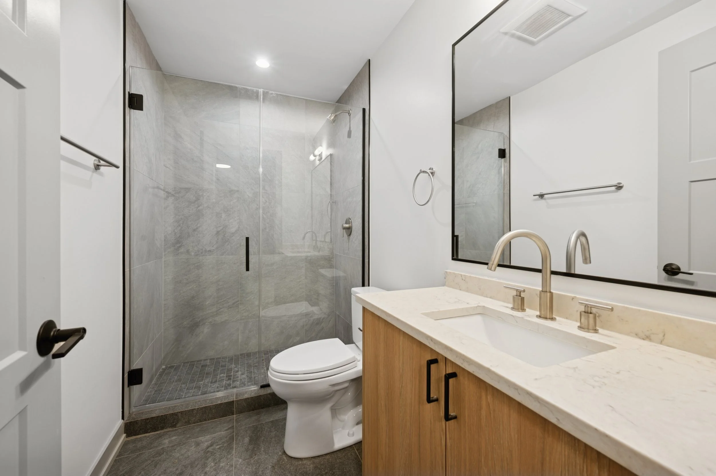 19_1331WEstesAve_Unit3A_11_4thBathroom_HiRes.jpg