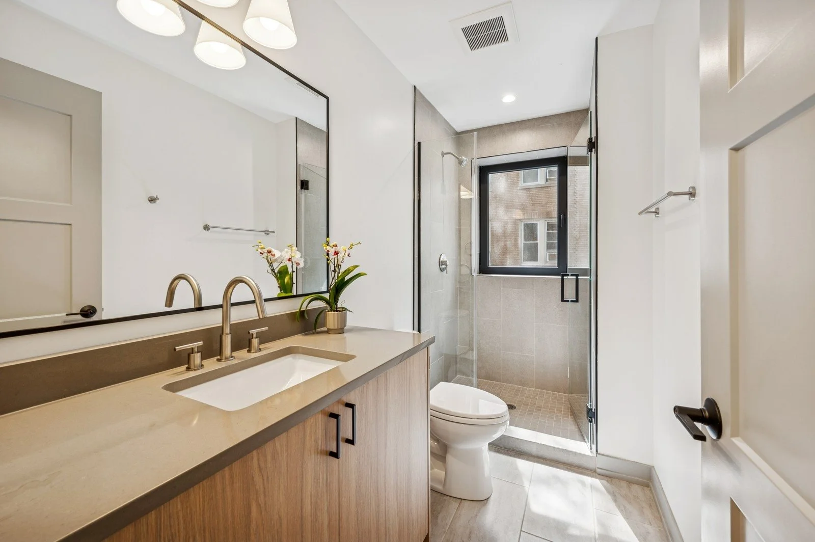12_1341WEstesAve_Unit2A_8_Bathroom_Large.jpg