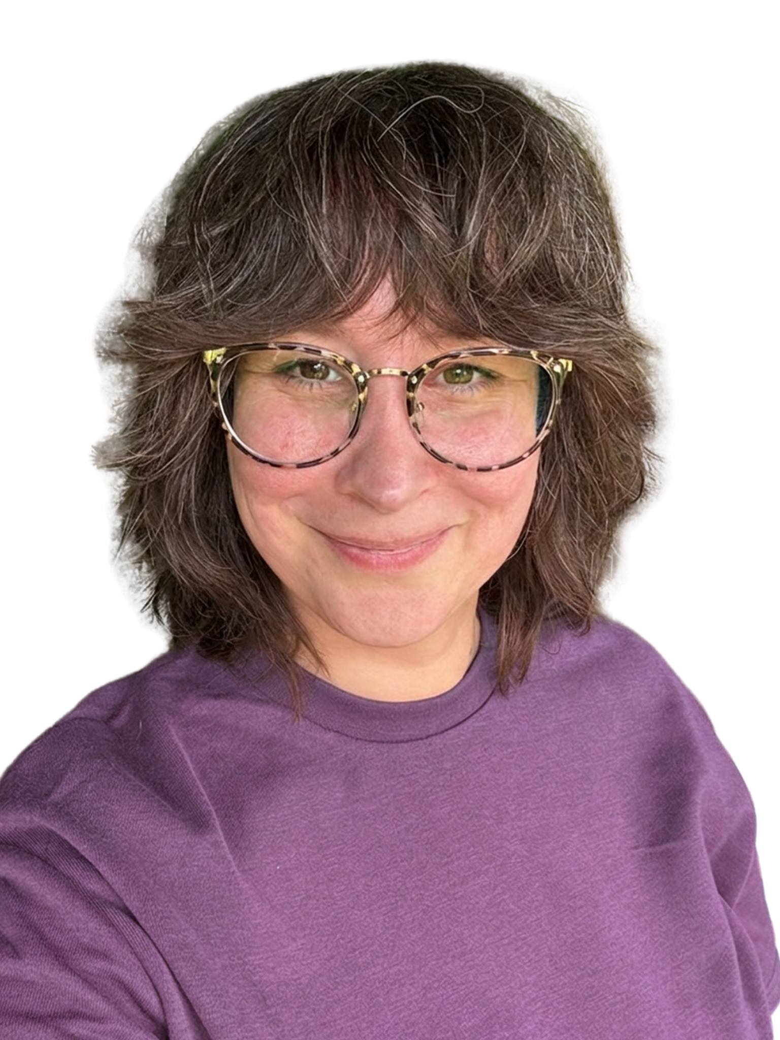 Portrait von Romy Kelm mit Brille und auberginefarbenem Oberteil.