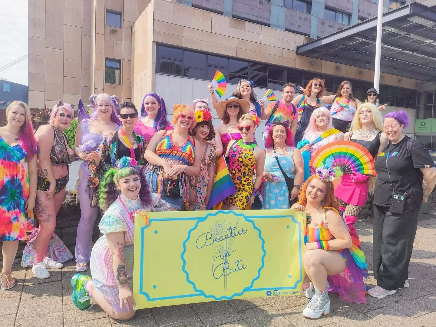 Had one of those chats with a mate the other day - about my style (or, well, the lack of it). They pointed out that in photos, it sometimes looks like I’m apologising for existing 😕 And honestly, they’re right.
It’s been a journey