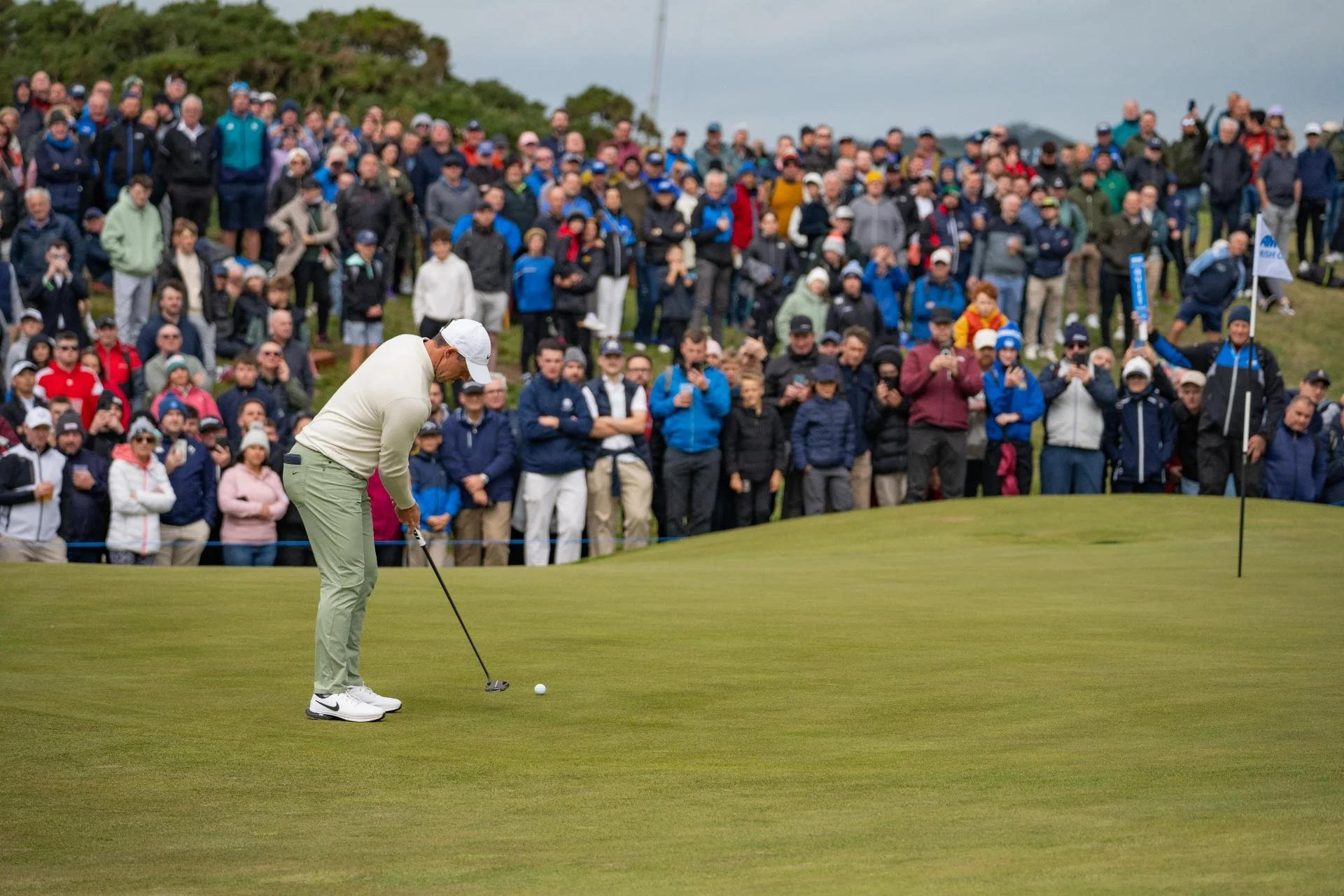Crowds look on as Rory McIlroy putts during the 2024 Amgen irish Open at Royal County Down. (Photo: Harry Thompson)