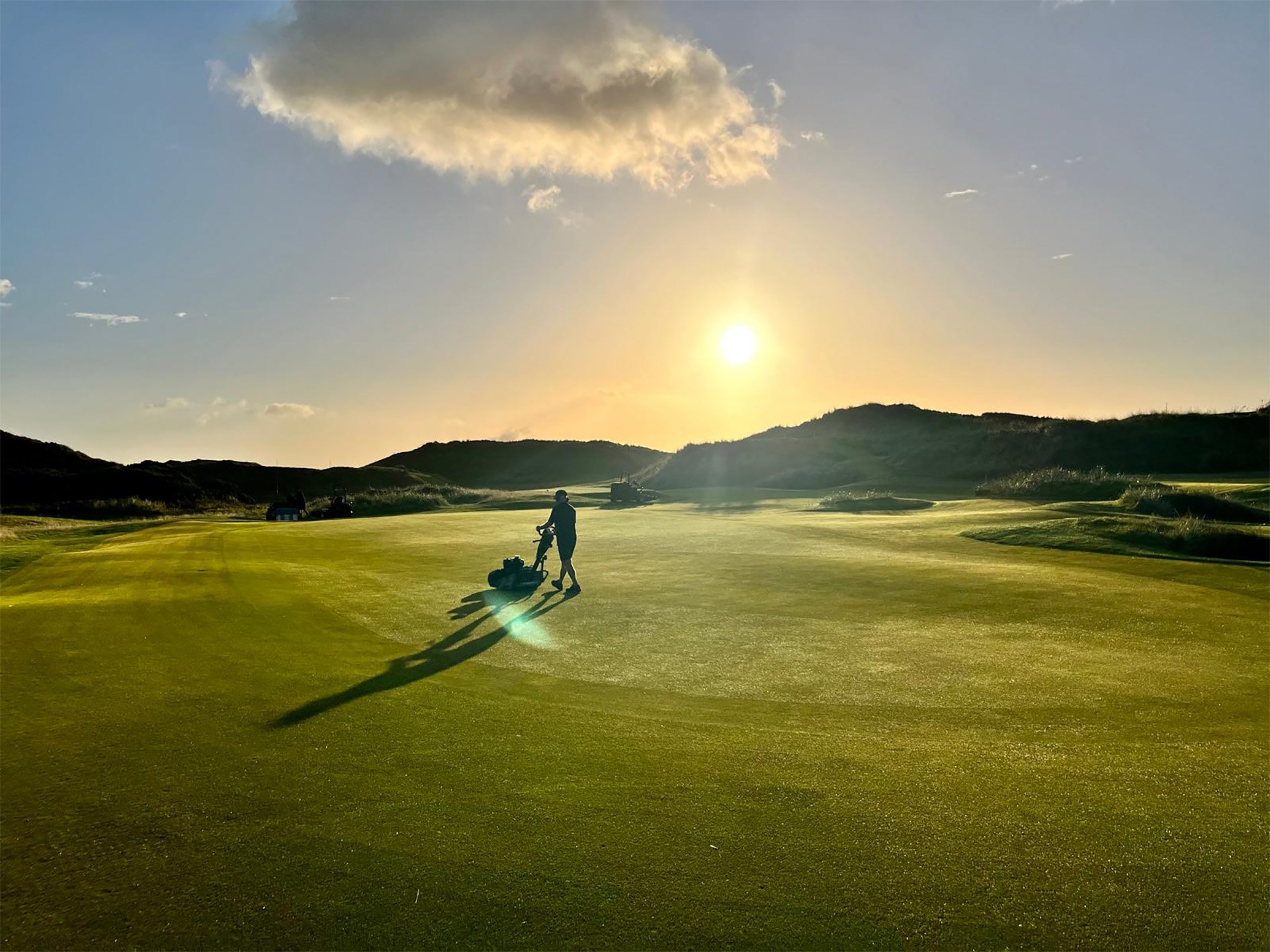 Greenkeepers_mowing_green_at_RCD_first_light.jpg