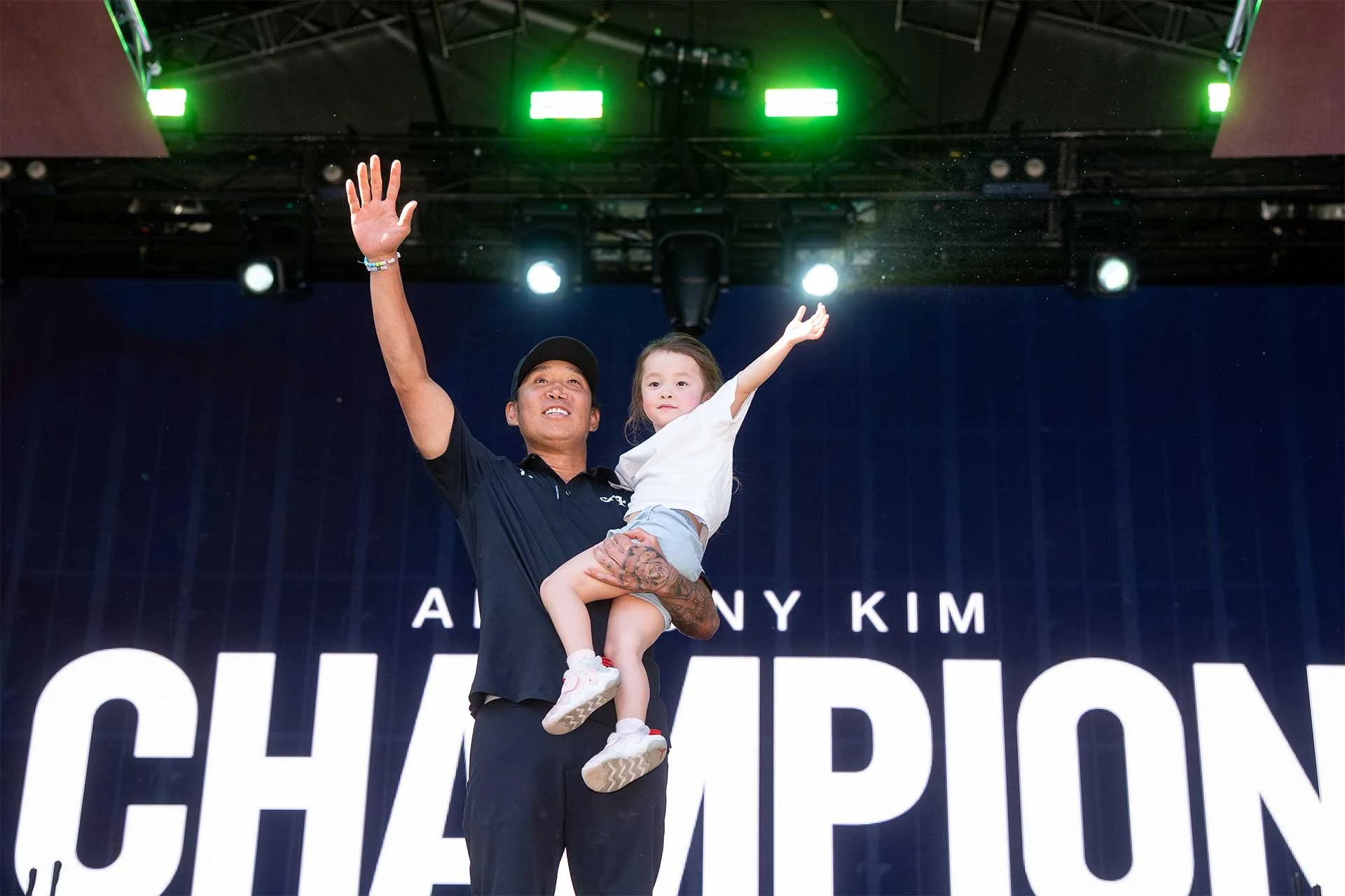 Anthony Kim ceelbrates his LIV Golf win with his daughter (Photo: LIV Golf)