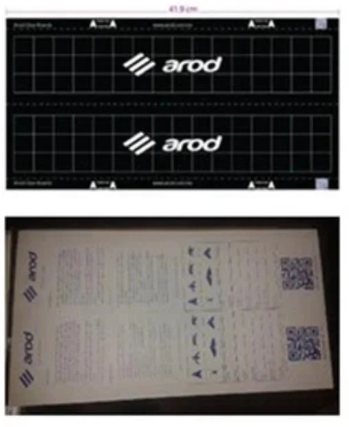Dos etiquetas negras de "arod" con diseño de cuadrícula y medidas, acompañadas de un folleto con texto impreso y códigos QR.