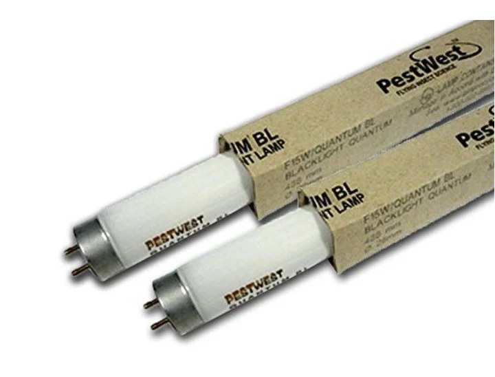 Tubos fluorescentes blancos de la marca PestWest en un fondo blanco.