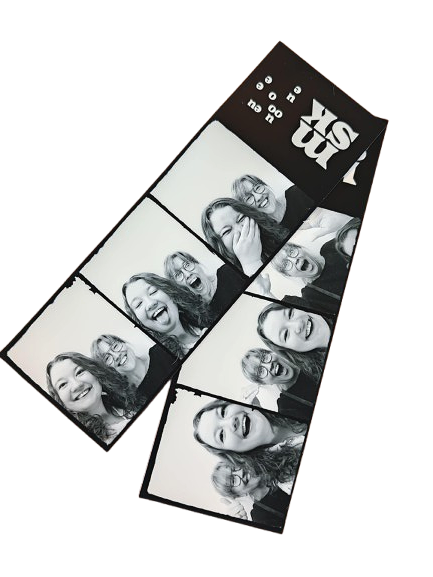 Een analoge strip film  met vijf zwart-wit foto's van lachende vrouwen, afgebeeld in een hoekige opstelling.