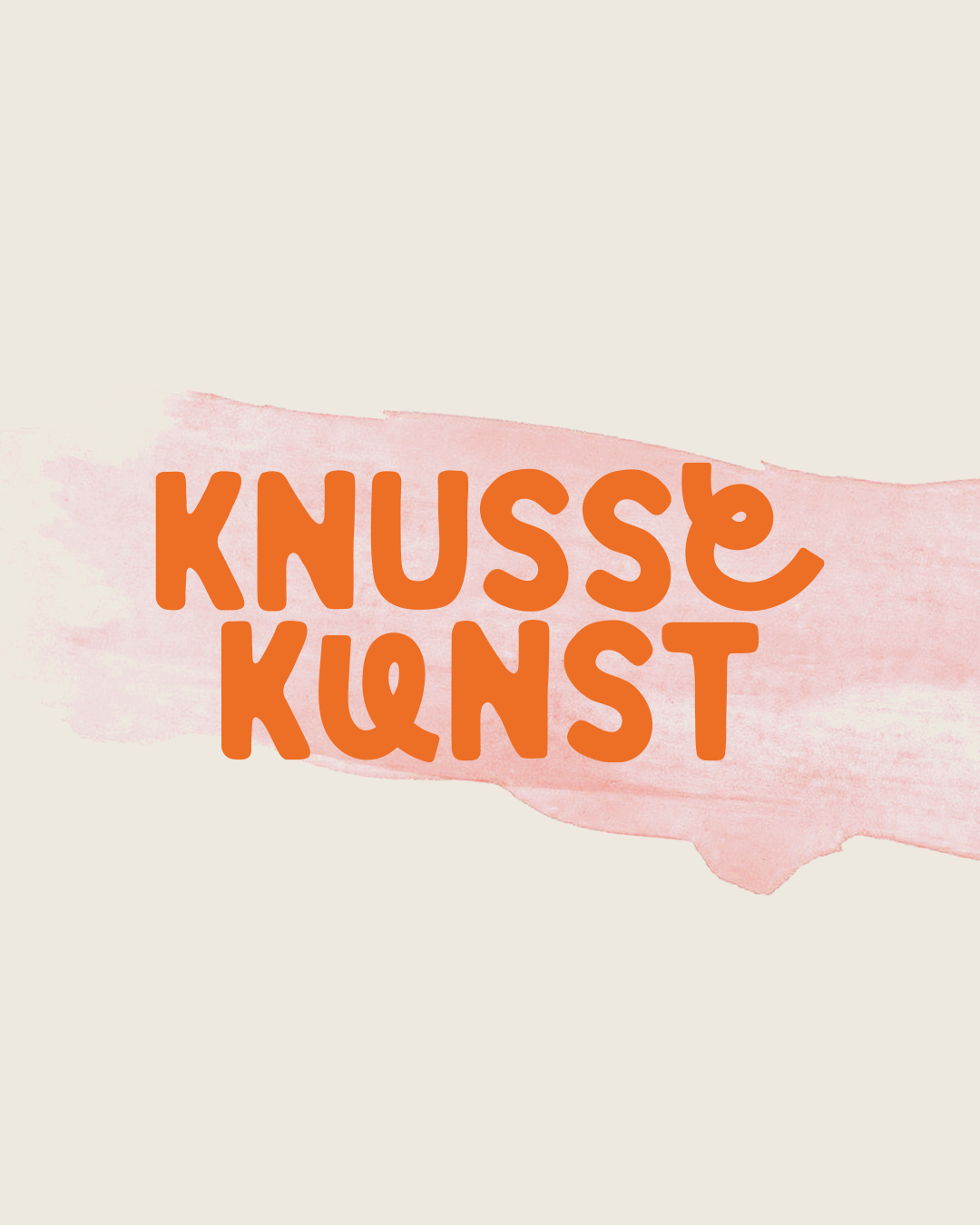 Tof filmpje met letters dat zegt 'Knusse Kunst' op een zachte verfstrook, dat verandert van kleur op een lichte achtergrond.