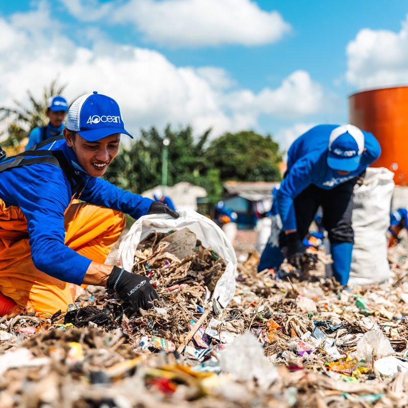 2 volunteers collect ocean trash and plastic removing it from the ocean