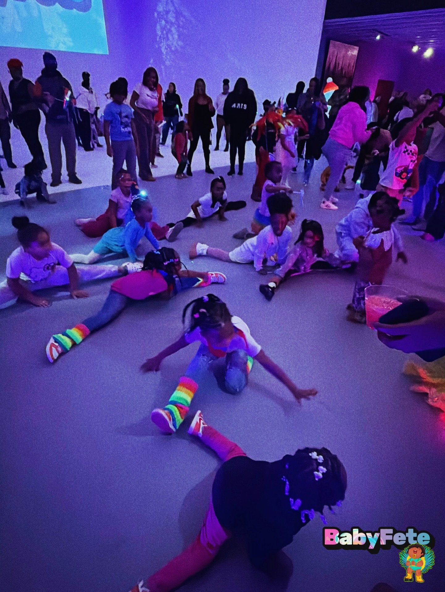 Cue Split in de middle 🤸🏾&zwj;♀️

Not sure what was happening here but none of the adults could do it 😅💁🏾&zwj;♀️

See you at the next BabyFETE 💕

#babyfete #soca #caribbean #brooklyn #familytime❤️