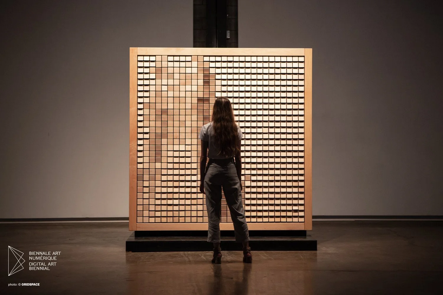   Daniel Rozin ,  Wooden Mirror , 2014, Installation interactive, 94 1/2" x 39 1/5" x 55 9/10" (240 x 97 x 142 cm) 