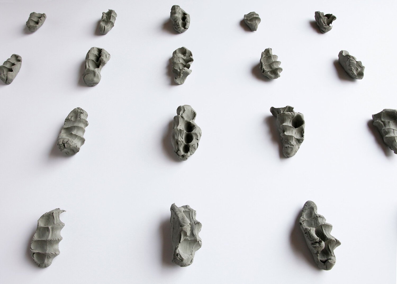   Migration , 2018, Impactite, argile non cuite, 66 ⅞" x 267 ⅝" x 366 ⅛" (170 x 680 x 930 cm) (Détail) (Photographie par Romain Guilbault) 