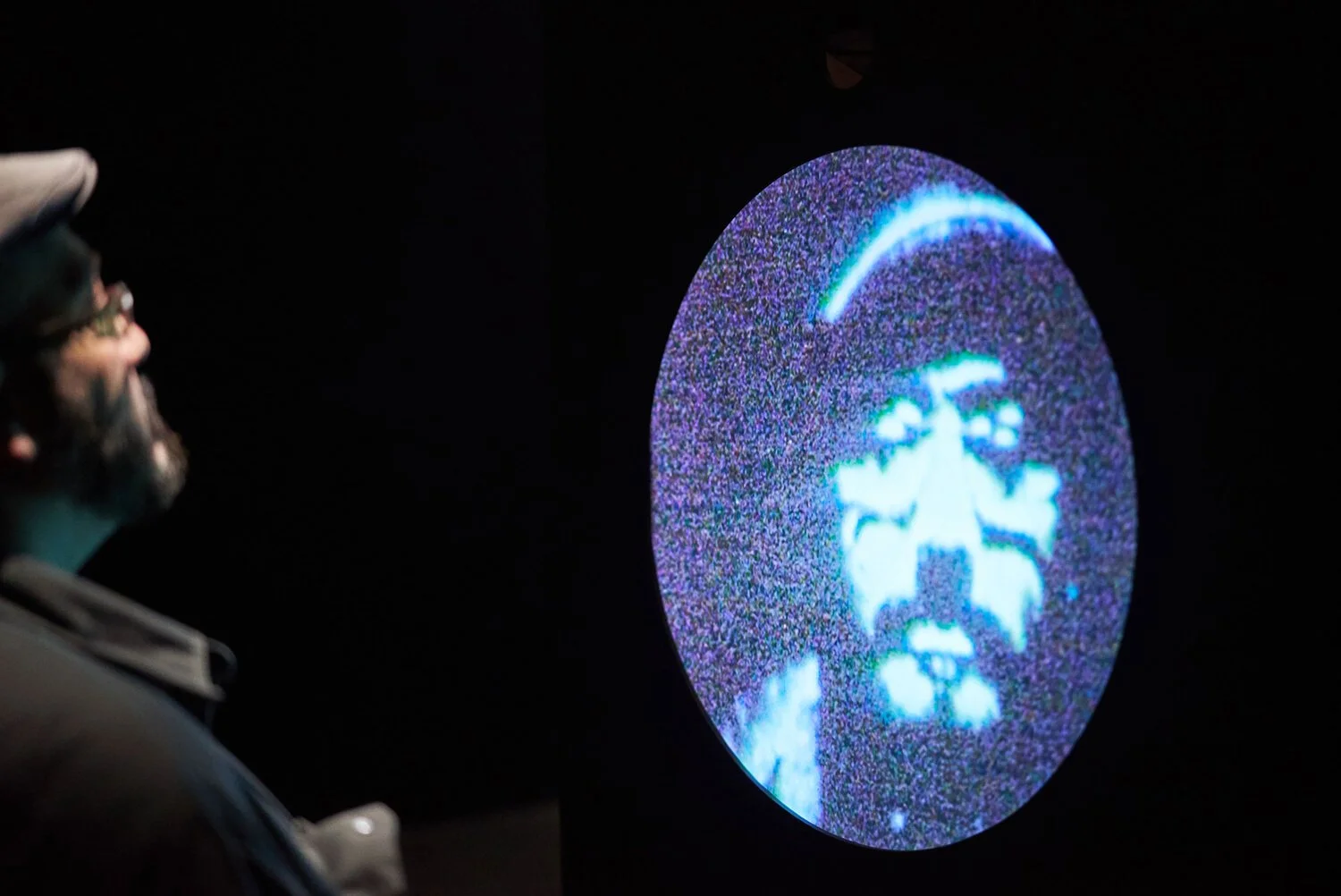   Going Gray , 2019, Caméscopes Digital8, télévisions à tubes cathodiques (CRT), convertisseurs RCA vers RF, écran plat 4K, caméscope HD, rescan optique en direct, bois, peinture, vitre miroir, Dimensions variables (Photographie par Romain Guilbault)