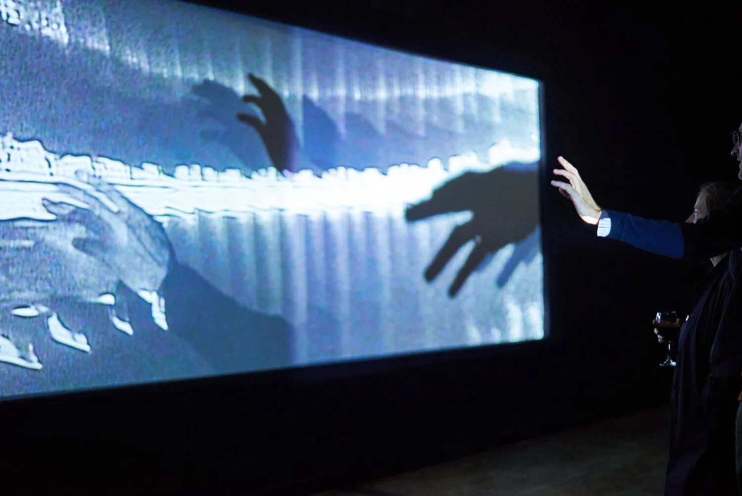   Ouroboros , 2019, Caméscopes Digital8, projecteurs, pièces robotiques Arduino, code, haut-parleurs, MacBook, interface audio externe, bois, plastique, Dimensions variables (Photographie par Romain Guilbault) 