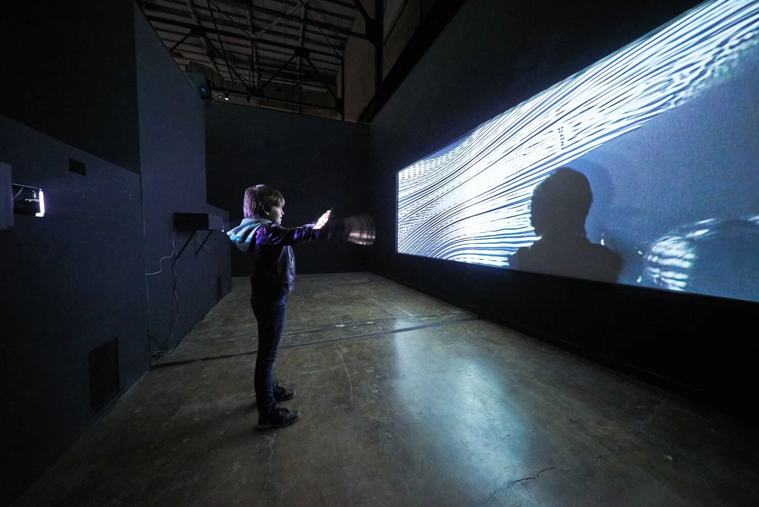   Ouroboros , 2019, Caméscopes Digital8, projecteurs, pièces robotiques Arduino, code, haut-parleurs, MacBook, interface audio externe, bois, plastique, Dimensions variables (Photographie par Romain Guilbault) 