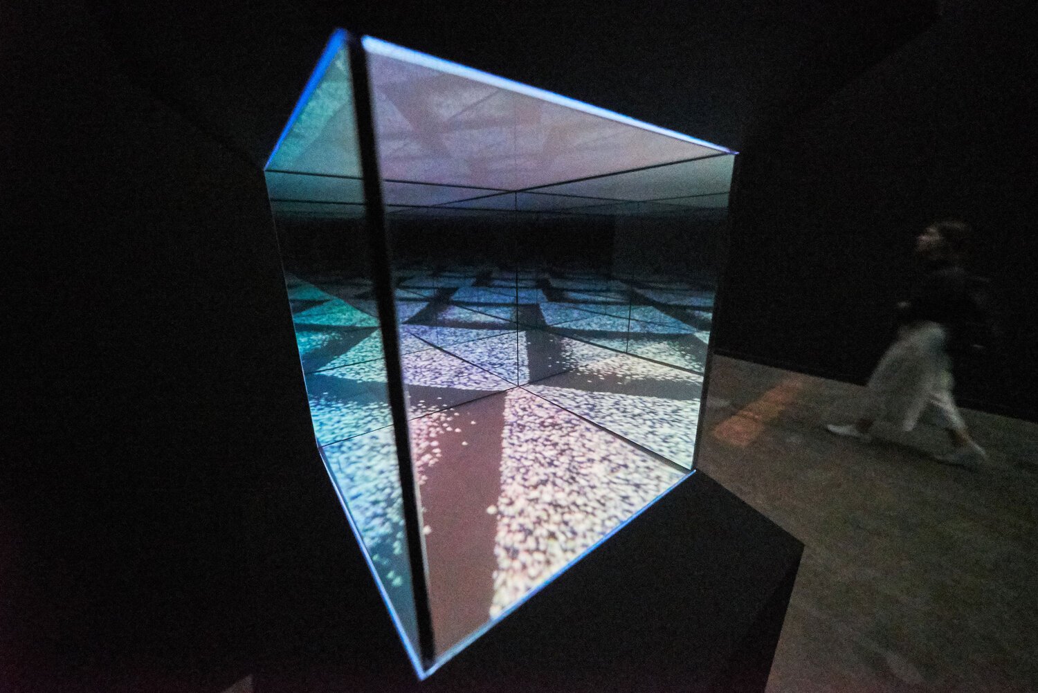   Sands Stand Still , 2017-2019, Miroir de surveillance, bois, peinture, micro-projecteurs, consoles DullTech, son d'induction, statique à tubes cathodiques, papier vélin, haut-parleurs, câble d'avion, Dimensions variables (Photographie par Romain Gu