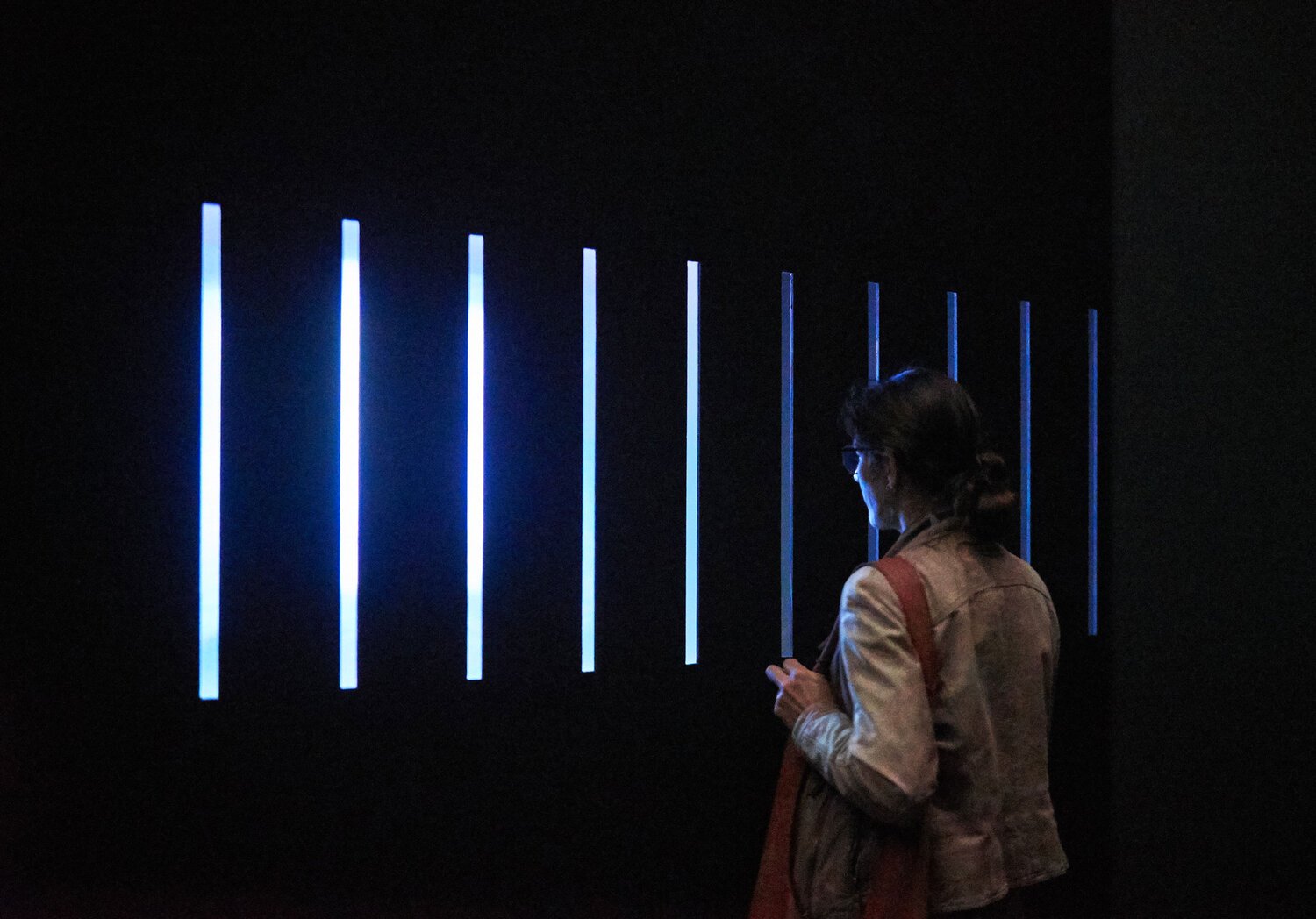   The Cave , 2019, Caméscope VHS, magnétoscope, projecteur à portée ultra courte, matelas, haut-parleurs, MacBook, cable DVI-I vers HDMI, bois, peinture, Dimensions variables (Photographie par Romain Guilbault) 