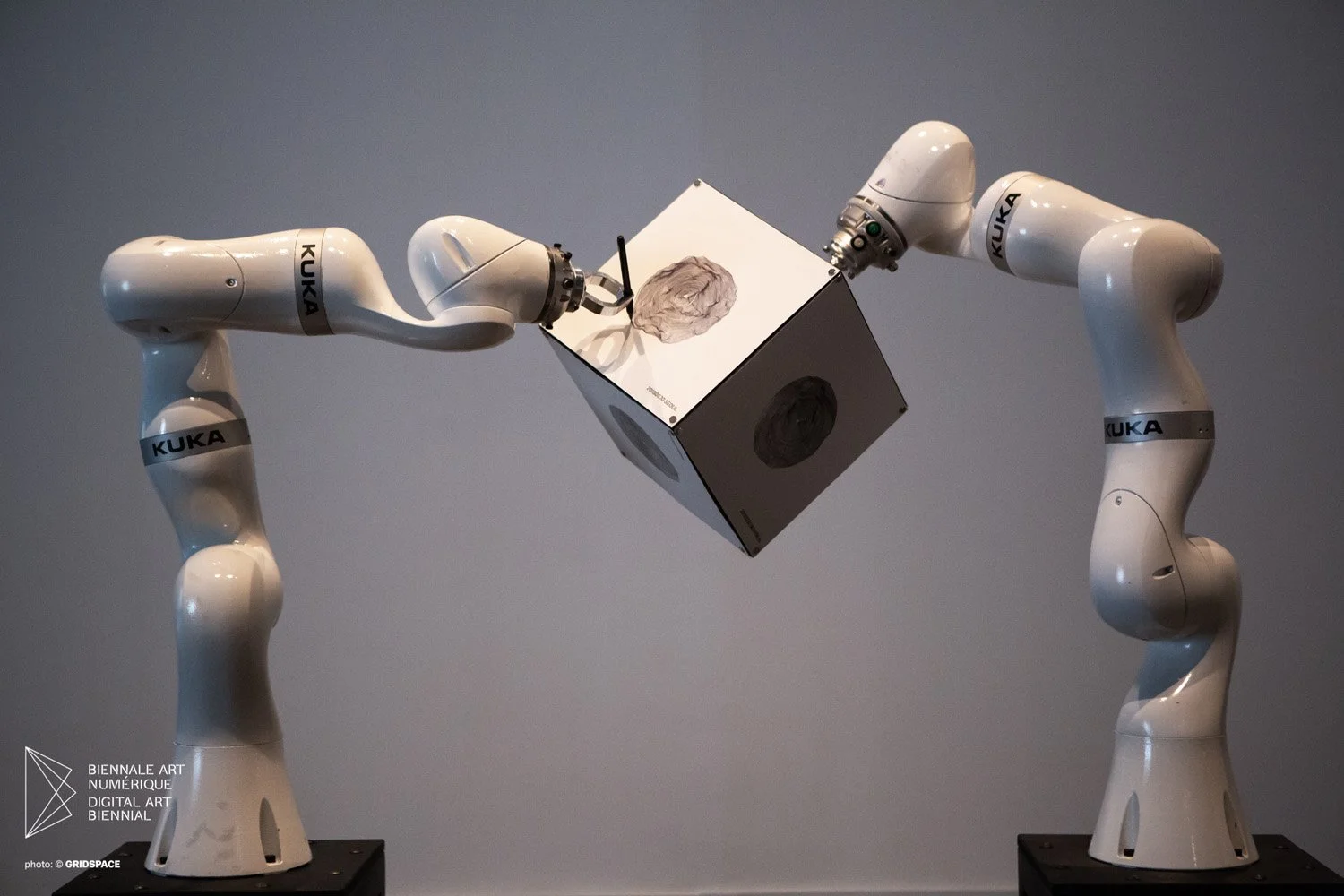   TeamVoid &amp; Youngkak Cho ,  Over the Air , 2018, Installation robotique, Dimensions variables 