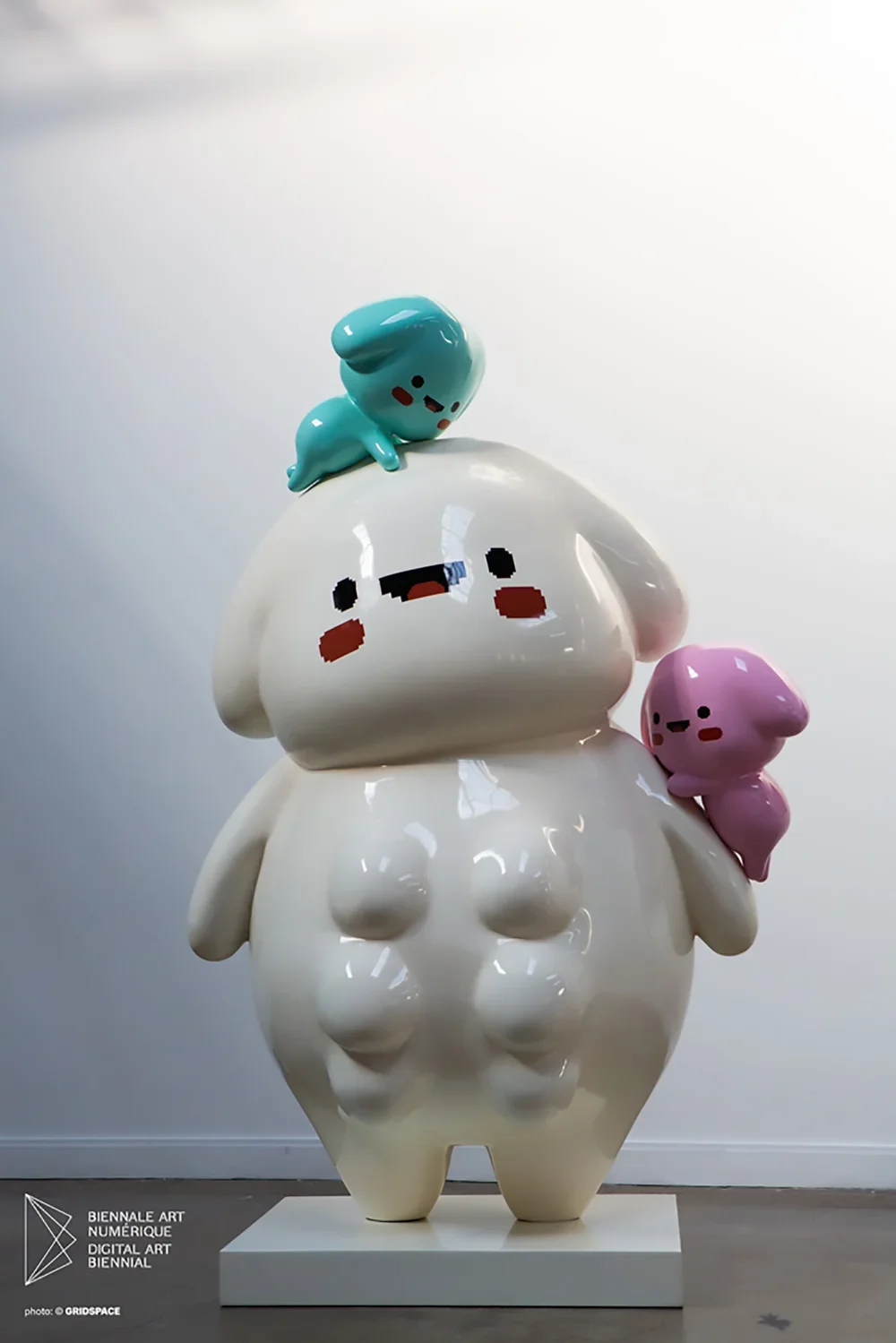   Ed Fornieles ,  Mother , 2017, Sculpture en fibre de verre, socle en aluminium, 78 ⅝" x 39 ¼" x 39 ¼" (199,7 x 99,7 x 99,7 cm) 