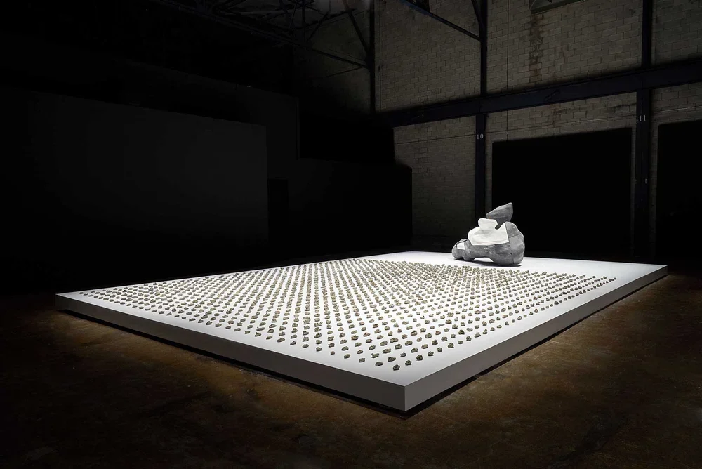   Migration , 2018, Impactite, argile non cuite, 66 ⅞" x 267 ⅝" x 366 ⅛" (170 x 680 x 930 cm) (Photographie par Romain Guilbault) 