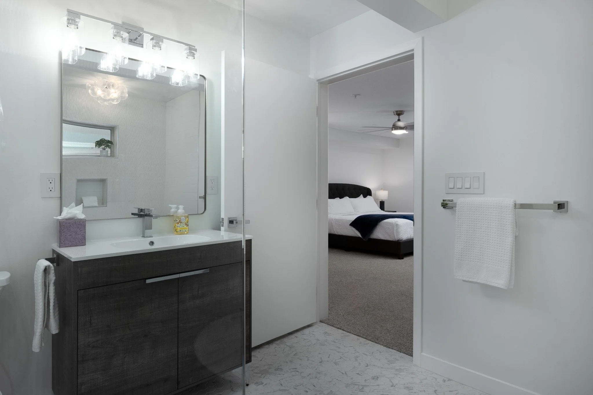 19  querencia-palms-unit-107-bathroom-03-primary-bathroom-tahquitz-river-estates-david-weis-palm-springs.jpg