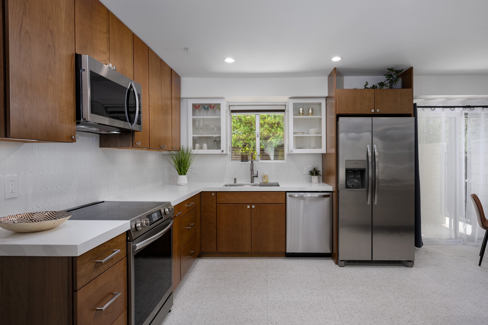 1  querencia-palms-unit-107-kitchen-05-kitchen-with-breakfast-bar-near-downtown-palm-springs-david-weis-palm-springs.jpg