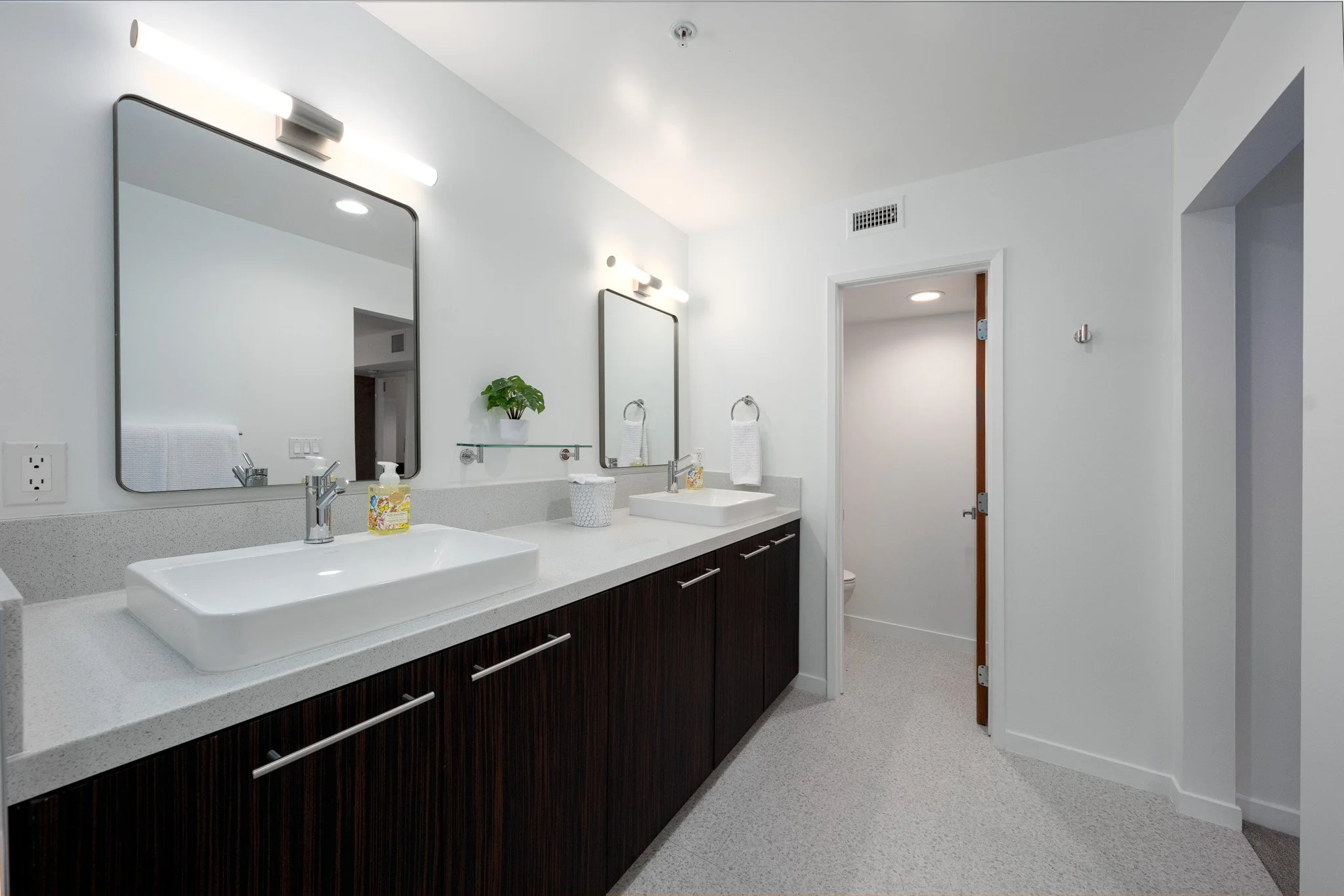 14 palm-springs-condo-covered-parking-2-bedroom-unit.jpg