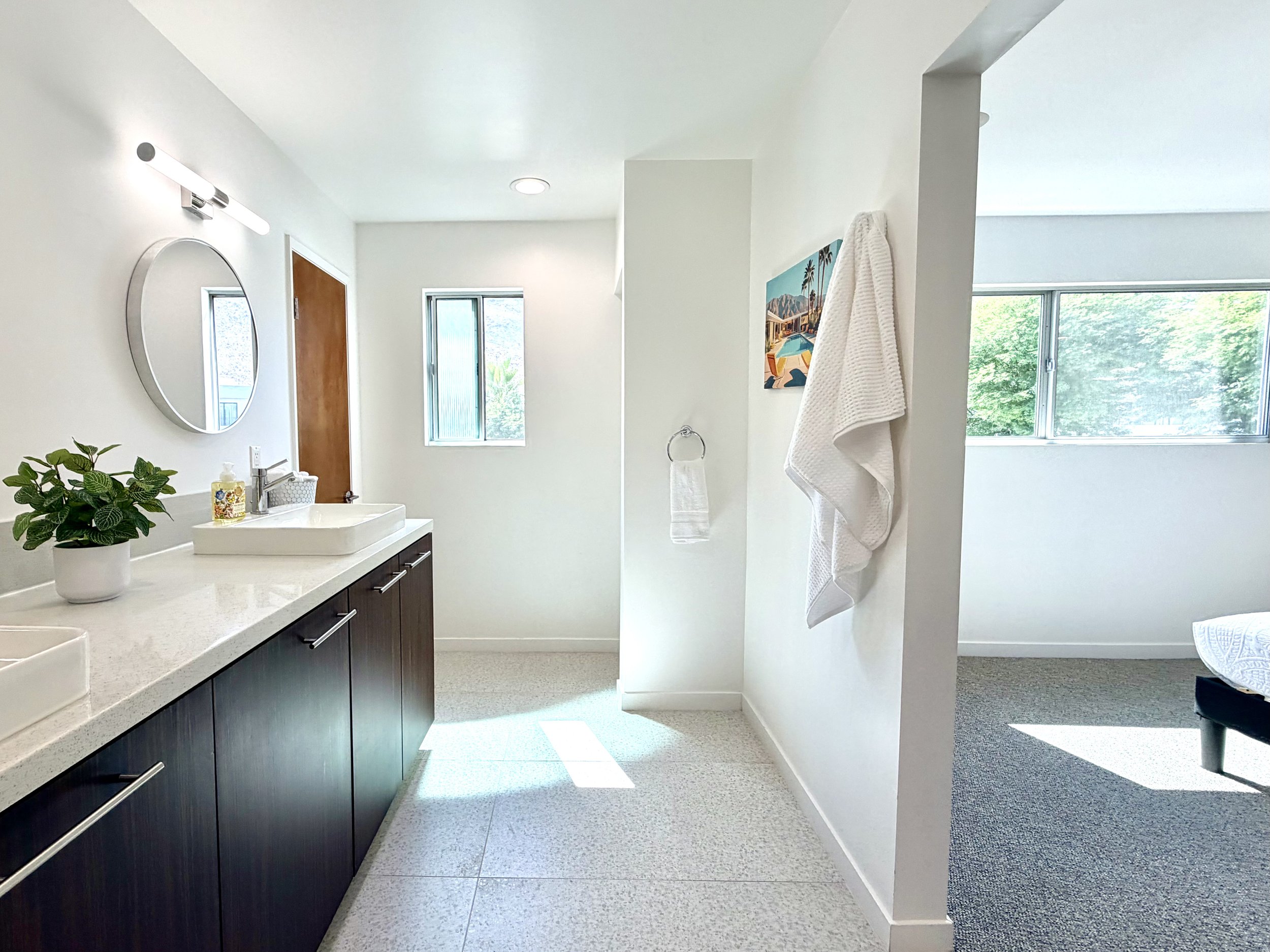 9. clean bright bathroom palm springs.jpeg